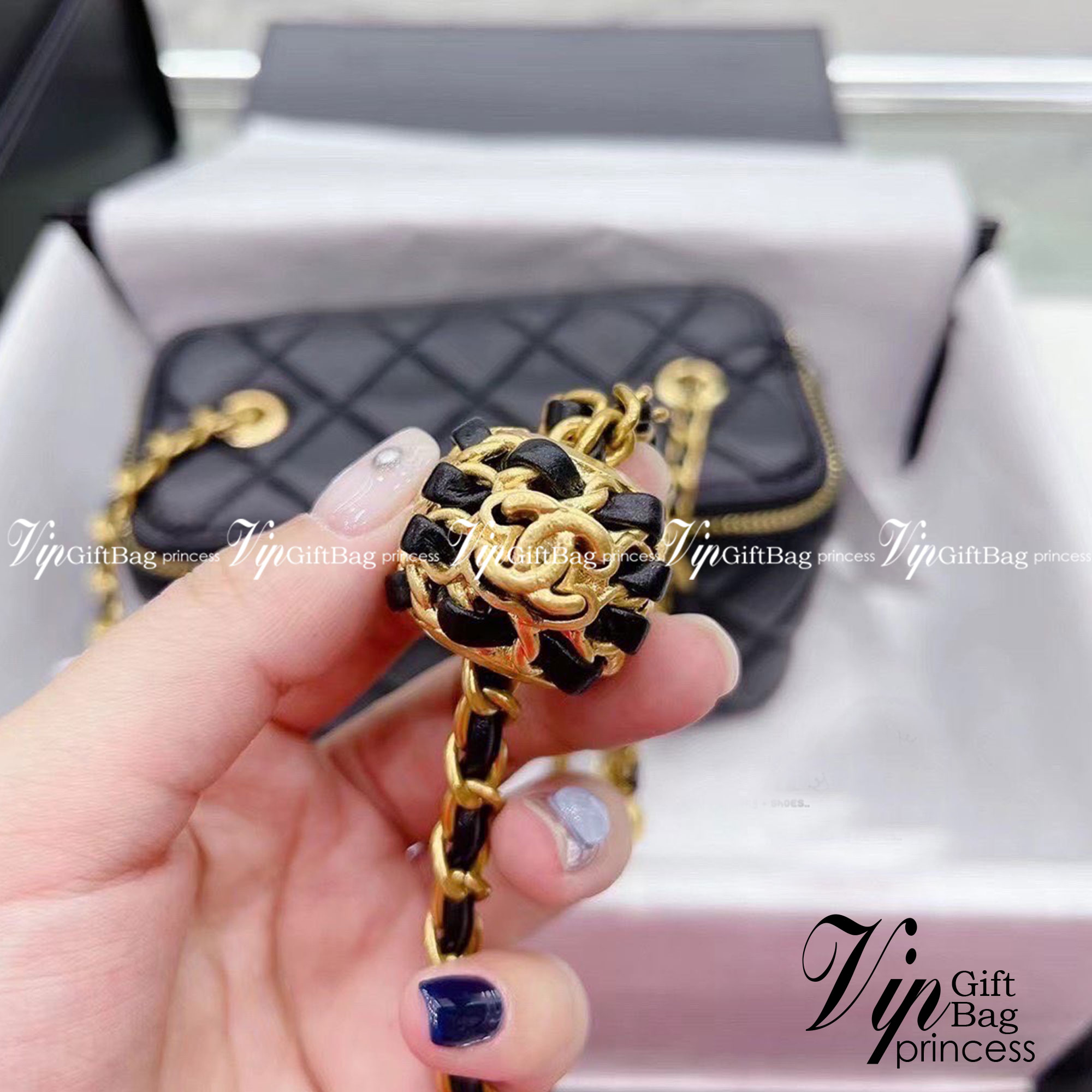 CHANEL Pearl Crush Vanity Case With Classic Chain / Chanel Vanity crossbody bag ฮอตสุด น่ารักสุด กระเป๋าทรงกล่องใบเล็กน่ารัก มี 2 ขนาด งานหนังสวย ตอบโจทย์และครองใจสาวๆ ได้อย่างแท้จริง ดีไซน์เรียบหรู มาพร้อมโลโก้อะไหล่ทองเพิ่มความโดดเด่น เป็นอีกรุ่นที่สาวๆ