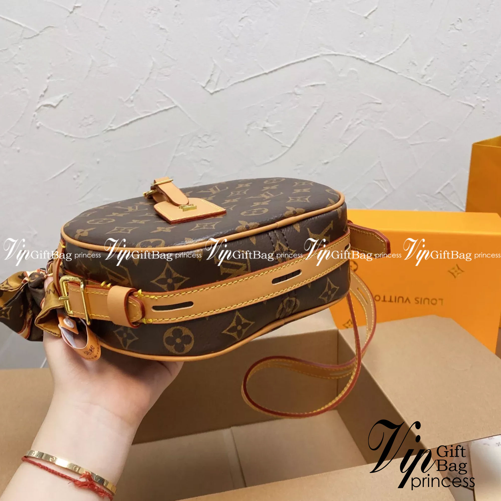 LV Boite Chapeau Souple MM กระเป๋าสะพายโดดเด่นด้วยรูปทรงกลมลายโมโนแกรมสุดชิค ขนาดกะทัดรัด เป็นรุ่นที่ตอบโจทย์และครองใจสาวๆ ได้อย่างแท้จริง ควรมีติดตู้ไว้สักใบ สามารถใช้งานได้ทั้งในชีวิตประจำวัน ไปเที่ยว ชอปปิ้ง รวมไปถึงงานสังสรรค์ค่ะ