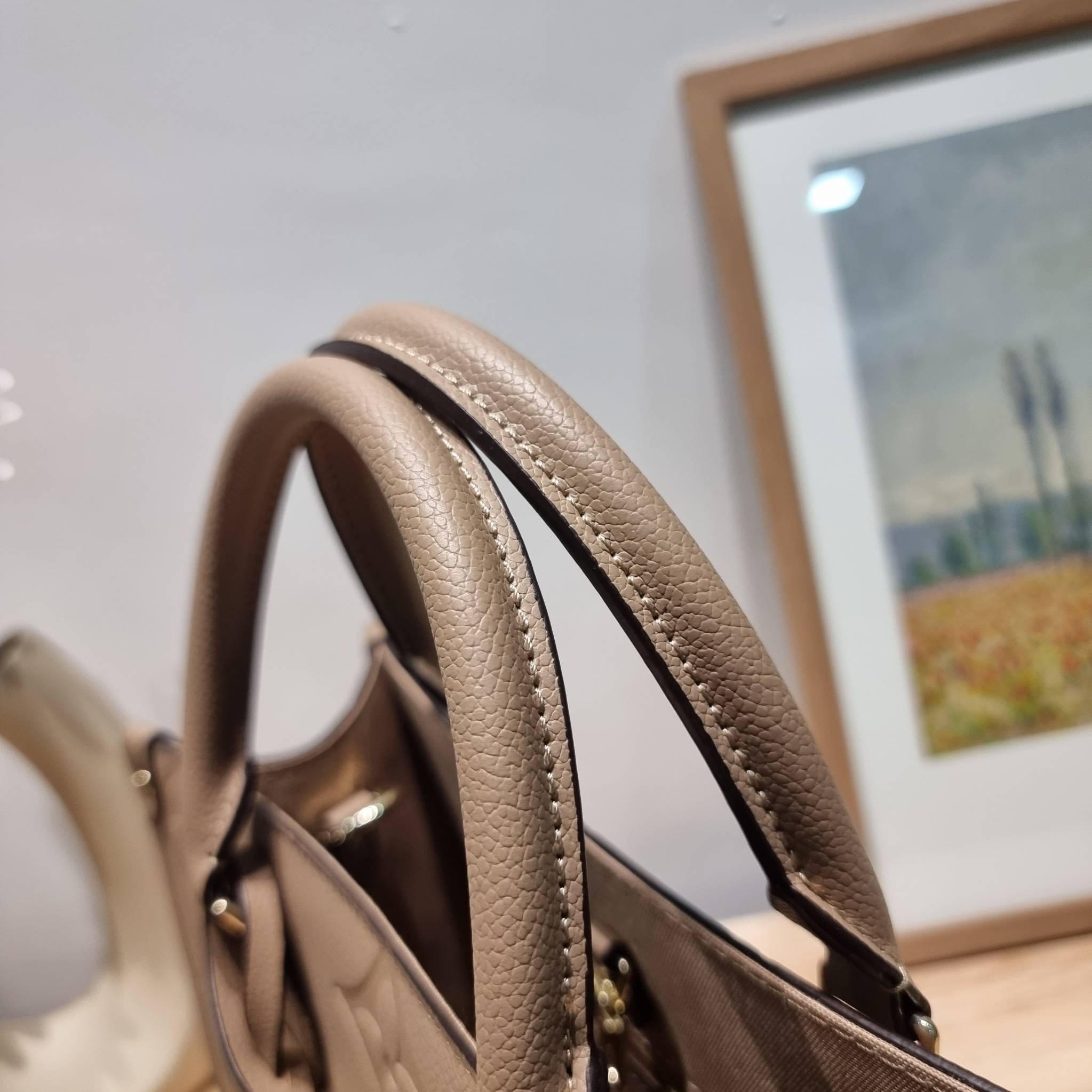 LV Onthego / LV crossbody tote bag กระเป๋าทรงโท้ทเวอร์ชั่นดั้งเดิม ที่คลาสสิค ผู้ดี หรูหรา โทนสีใช้งานง่าย ได้ทุกลุค ทุกสไตล์ วัสดุหนังลูกวัว ผิวลายเกรน มาพร้อมหูจับในตัว คล้องแขนก็ดูแพง หรือจะเกี่ยวสายครอสสะพายก็อัพลุคได้เลย ภายในโล่งกว้างมาก มีอะไหล่เกี