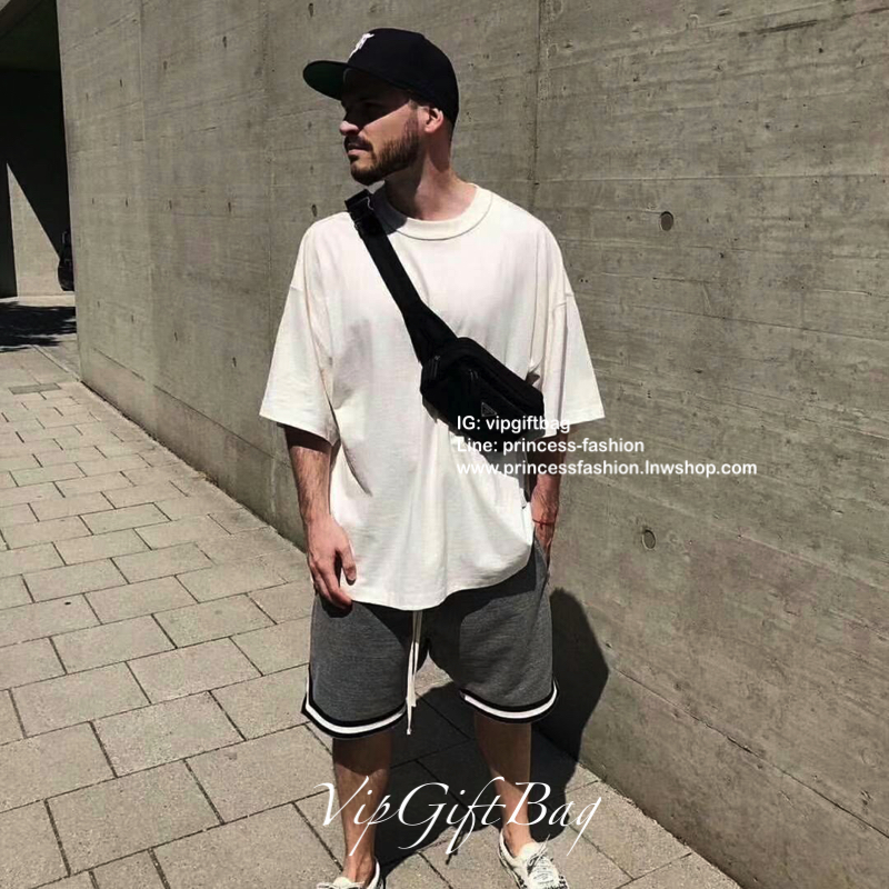 รีวิวเพิ่มค่าา ละครดังยังใช้นะค้าฟ **กระเป๋าคาดอก จากแบรนด์ Prada วัสดุทำจากผ้าNylon อย่างหน้า อยู่ทรงสวยเลยคะ ขนาดกะทัดรัด ใส่มือถือ บัตรเครดิต ได้เหลือๆคะ ด้านหน้ามีช่องซิปแยกให้คะ ด้านในบุผ้าลายแบรนด์อย่างดี มีป้ายโลหะแบรนด์ พร้อมช่องใส่ของแยกอีกด้วยคะ