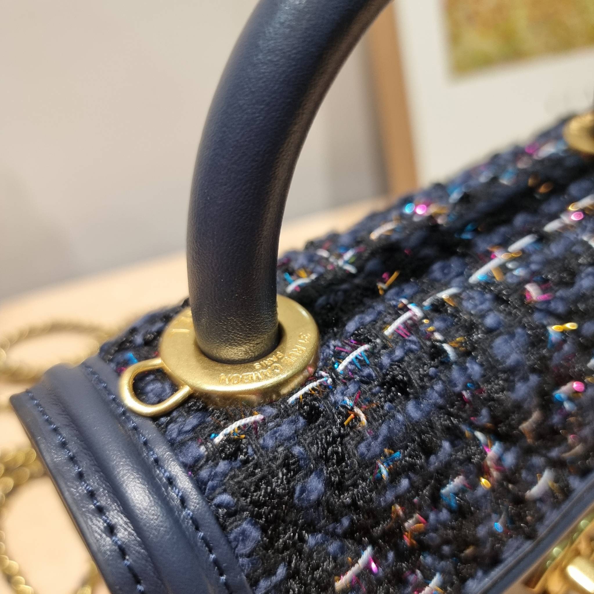 Chanel tweed mini flap bag / Chanel mini top handle กระเป๋าสะพายงานผ้าทวิตเอกลักษณ์เฉพาะของแบรนด์ งานสวยเป๊ะ มาพร้อมสายยาวถอดออกถือสวยๆเริ่ดๆ คิวท์มาก!! ดีเทลน่ารักเพียบ!!