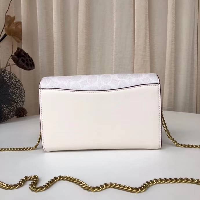 COACH Tabby Chain Clutch In Signature Canvas With Floral Embroidery C806 กระเป๋าสะพายข้าง หรือถือแบบคลัทเก๋ๆออกงานได้เลยค่ะ วัสดุหนังแท้ หนังนิ่มมือ บอกเลยต้องหลงรักแน่ๆค่ะ💕 คอลเลคชั่นปังๆ มาพร้อมเสิร์ฟจ้า ดีไซน์ปักลายดอกไม้ สีสันสดใส เปิดปิดกระเป