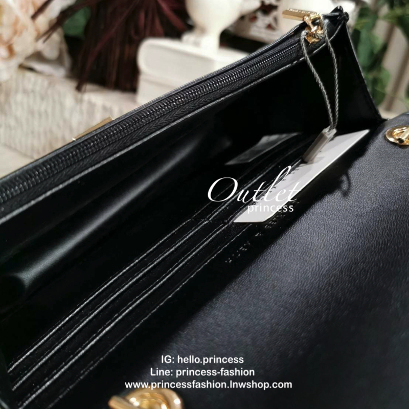 BEST SELLER! CHARLES & KIETH MINI CLUTCH BAG กระเป๋าสะพายทรงคลัชรุ่นยอดนิยมดีไซน์คลาสสิควัสดุหนังนิ่มลายตารางสวยอยู่ทรงขนาดมินิสไตล์ Chanel เปิดปิดด้วยตัวล๊อคแบบบิดอะไหล่ทอง ด้านหลังประดับโลโก้แบรนด์สวยดูดี มาพร้อมสายสะพายโซ่ร้อยหนัง Crossbody ได้สามารถซ้