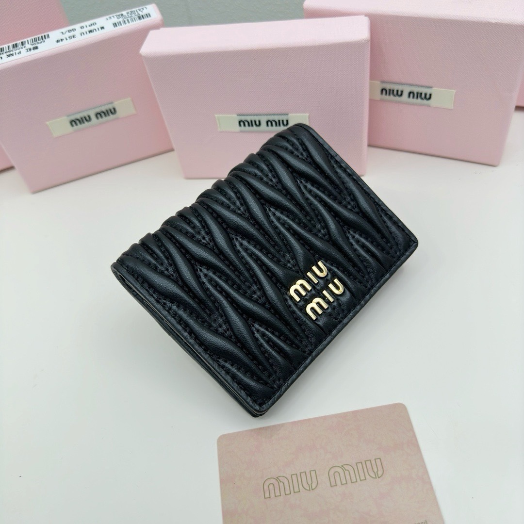Miu Miu Small matelassé nappa leather wallet กระเป๋าสตางค์หนังแนปป้า ตกแต่งโลโก้หรูหราเป็นเอกลักษณ์