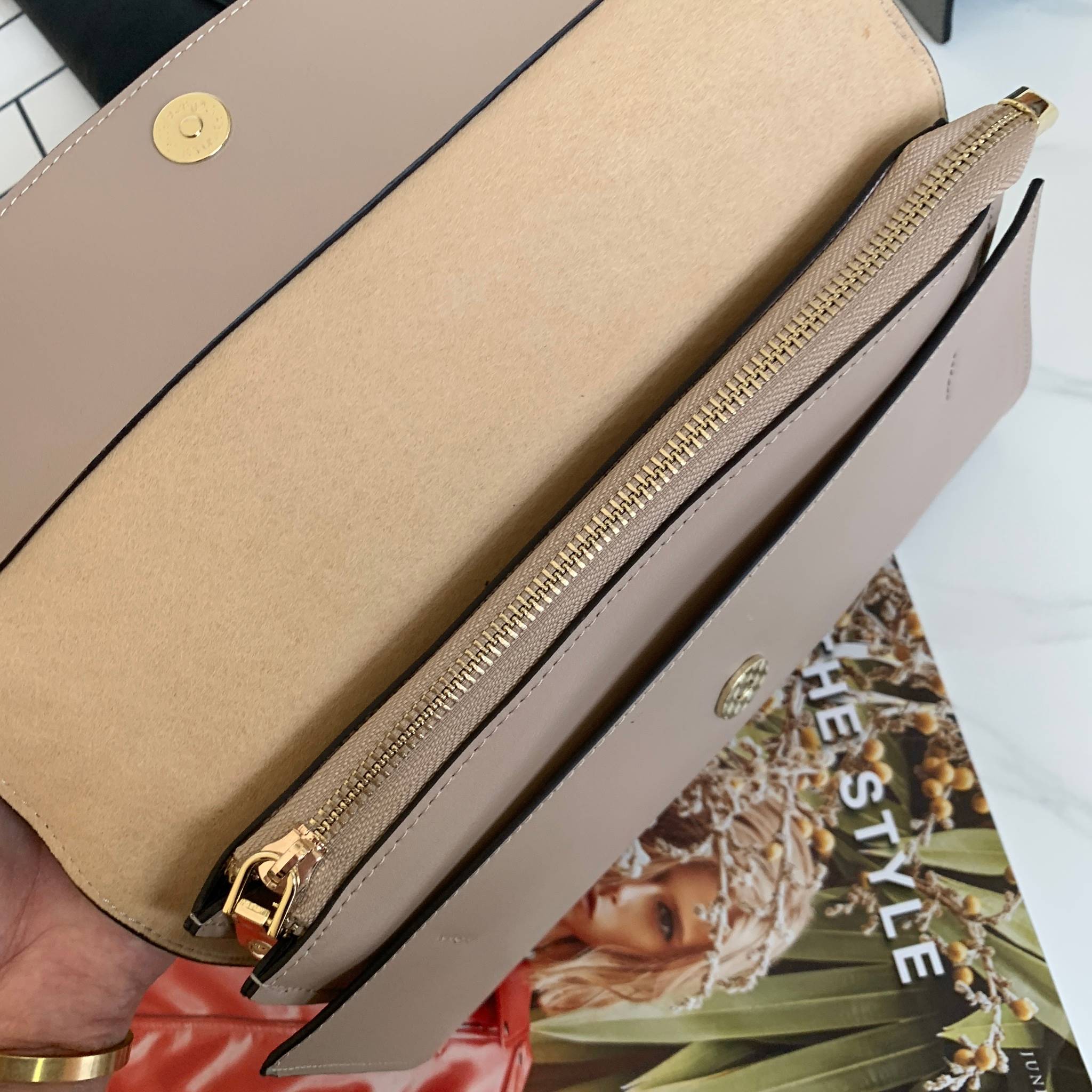 คลัชมาใหม่ สัปดาห์นี้ค่า ‘ Stair ‘ Clutch bag ✔️รอบนี้เข้าเพิ่มอีก 5 ลายเลยน๊า หลังจากปล่อยคอลเลคชั่นแรกออกไปแล้วได้รับความนิยมมากๆ รอบนี้จัดเฉดสีกลางๆ ให้แมทช์ง่ายกับชุดด้วยค่า **หนังวัวแท้ค่า