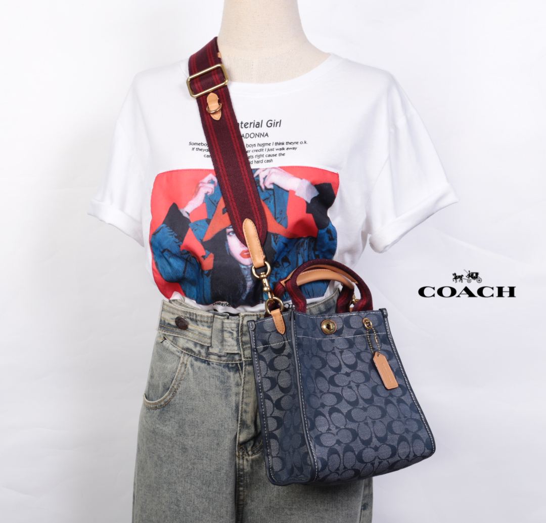 ของแท้ 💯% COACH Tote 22 In Signature Chambray