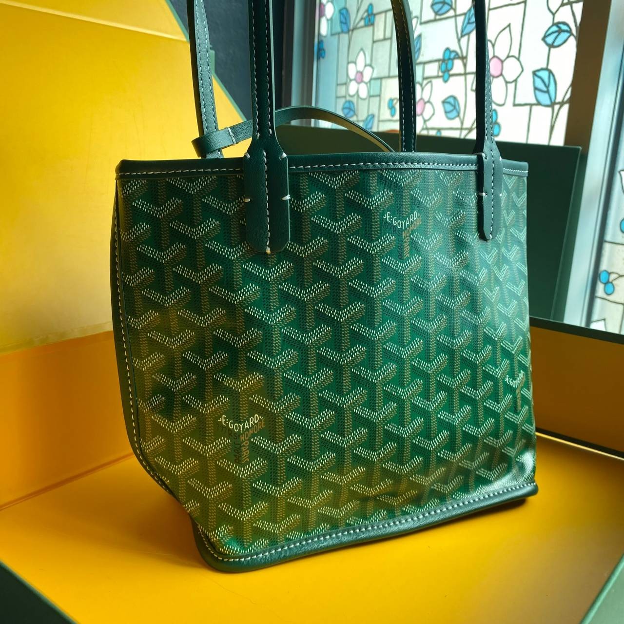 ori GOYARD saint louis mini tote reversible bag / GOYARD ANJOU TOTE MINI กระเป๋าทรงโท้ตมินิ ใช้ได้สองด้านเป็นหนังแท้เกรดดีทั้งใบ ทำให้การใช้งานได้ทนทานกว่า พิมพ์ลายคมชัด ขนาดกำลังน่ารัก ภายในโล่งกว้าง ใส่ของได้เยอะพอสมควรเลยค่ะ ดีไซน์ทรงสวยน่าใช้ แค่ถ