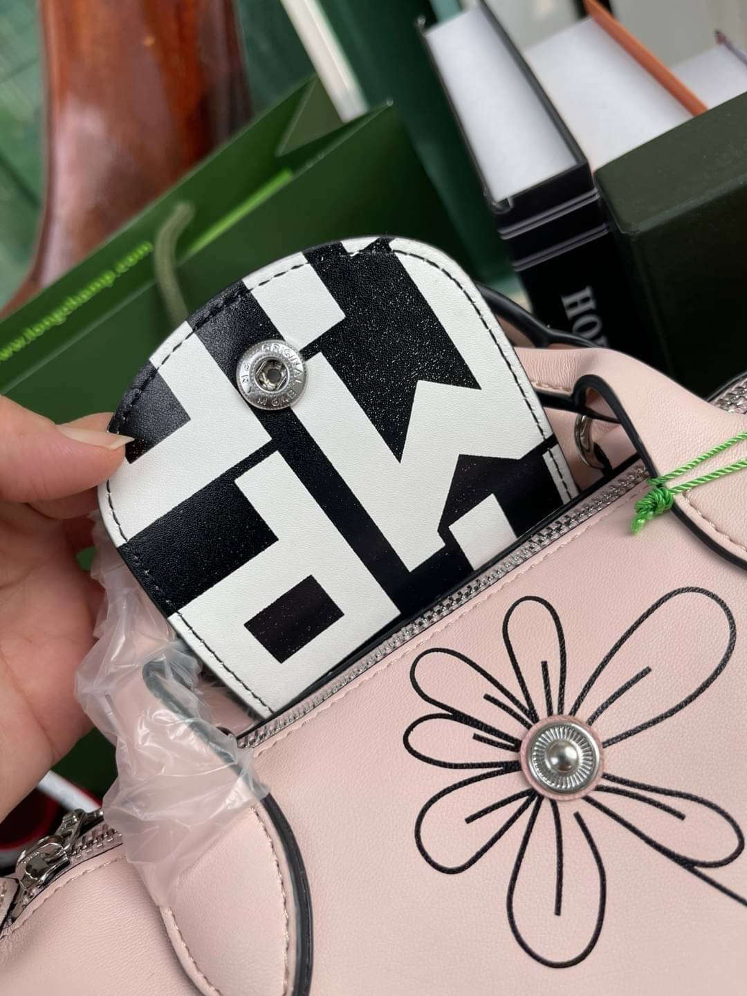 Longchamp year of the Ox Capsule / Longchamp Year of OX LE PLIAGE CUIR TOP HANDLE BAG XS ต้อนรับปีวัวด้วยคอลเล็คชั่นพิเศษ วัสดุหนังเมทิส (Metis) หรือหนังแกะเนื้อนุ่มมาพร้อมหูจับขนาดสั้นเหมาะถนัดมือ