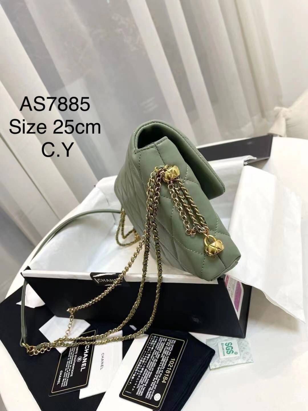 CHANEL flap pearl with chain พร้อมส่ง ที่สุดของความคลาสสิค อะไหล่ทองหรูหรา ด้านหน้าประดับโลโก้ฝังมุก หนังอย่างดี น้องมีความนิ่มสัมผัสแล้วหลงรักแน่นอนค่ะ