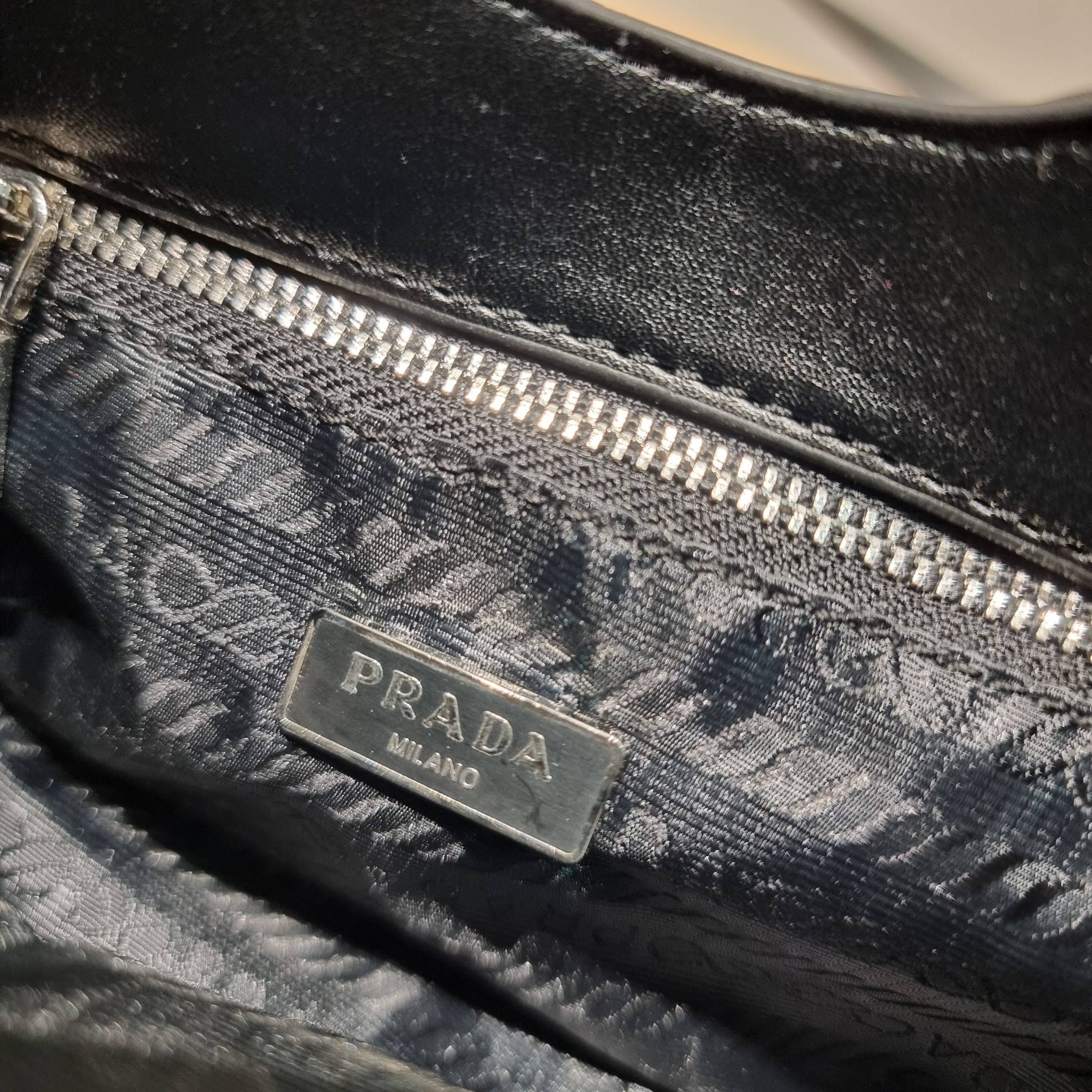 Prada Moon bag / PRADA RE-NYLON AND LEATHER MOON PADDED BAG ใหม่ล่าสุด กับคอลที่ใครๆเห็นก็ต้องรัก ขนาดกำลังน่ารัก ดีไซน์สวยดุ และยังดูแพงได้อีก