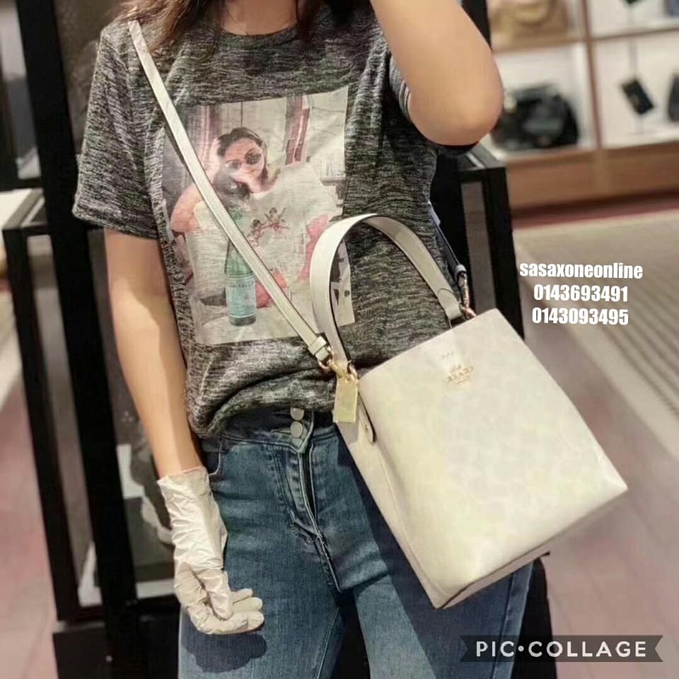 COACH 2312 SMALL TOWN BUCKET BAG IN SIGNATURE CANVAS รุ่นยอดนิยมใบเล็กมาครบสีแล้วจ้า กระเป๋าทรงบัคเก็ต สีผู้ดี๊ผู้ดี ตัวกระเป๋าดีไซน์คลาสสิคลายซี ดูโดดเด่น วัสดุหนังแคนวาสเคลือบลาย สวยคมทุกมุมจริงๆ!! เปิด-ปิดด้วยกระดุมแม่เหล็กทั้ง 2 ฝั่ง ภายในเป็นช่องโล่ง