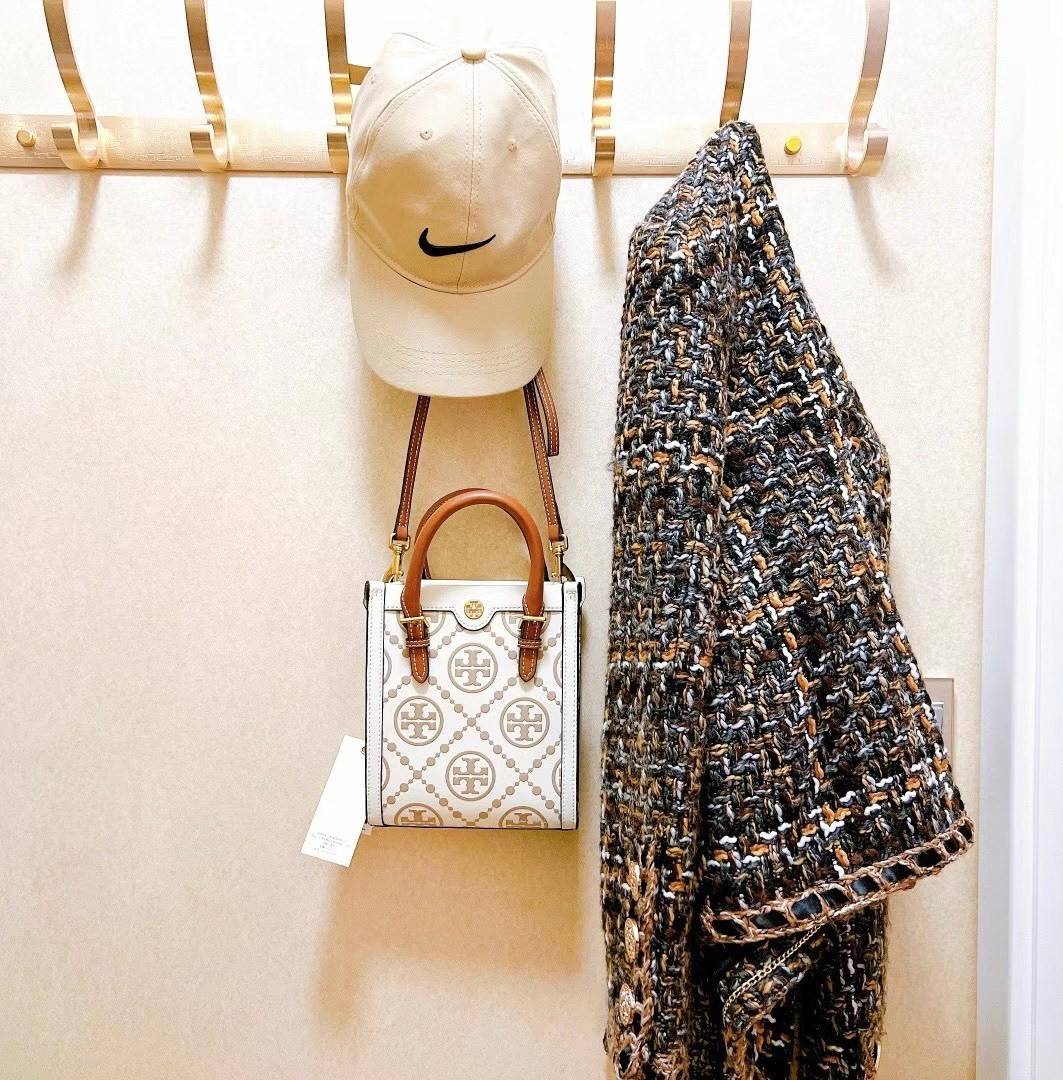 สีใหม่ล่าสุด ผู้ดีมาเลยยจ้าา จำนวนจำกัด! TORY BURCH T MONOGRAM CONTRAST EMBOSSED MINI TOTE 🥂พร้อมส่ง มาอัพลุคให้ดูดีไปพร้อมๆกัน กับกระเป๋าทรงTote ที่ไม่ว่าวันไหนๆ ใบนี้เอาอยู่เลยค่ะ