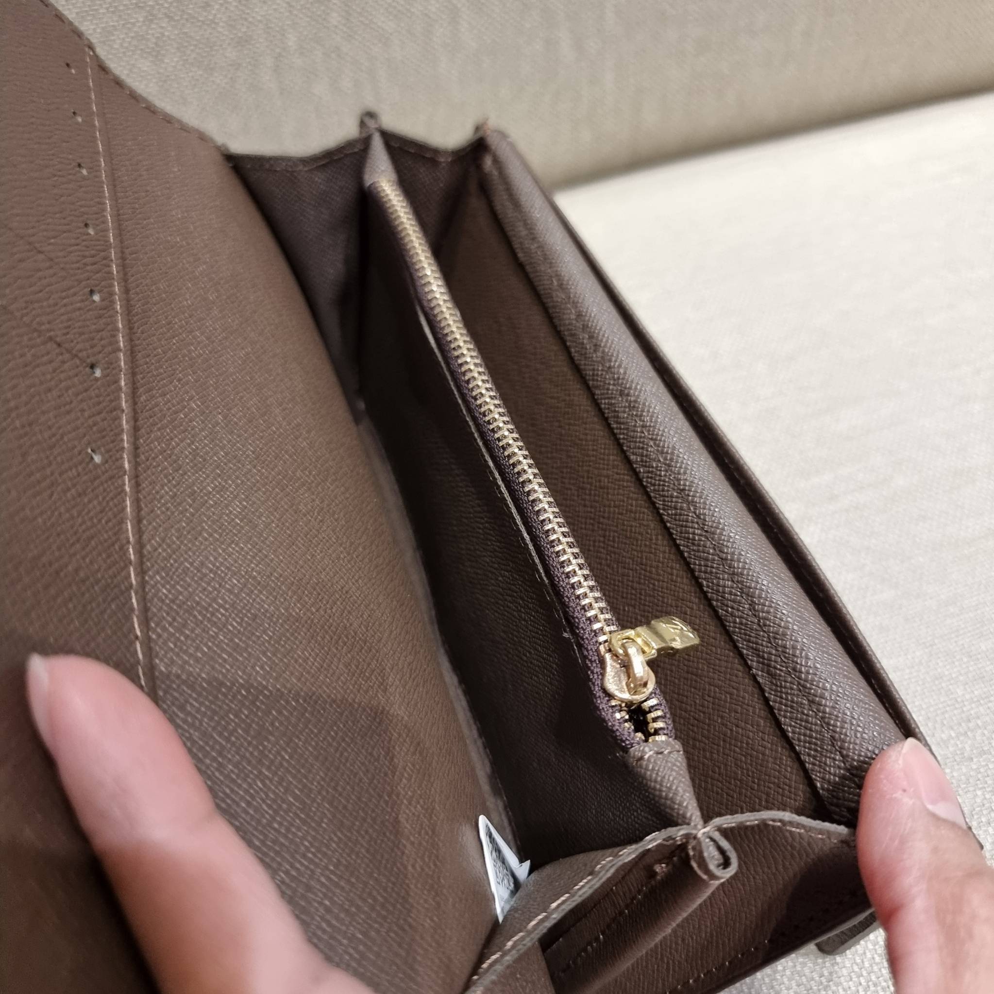 VIP 】ได้เวลาเปลี่ยนกระเป๋าสตางค์รับทรัพย์กันแล้ว!! LV vip wallet กระเป๋าสตางค์พรีเมี่ยมกิ๊ฟ เป็นไอเท็มหายาก ที่สาวๆต้องว้าว!! ใบยาวขนาดกำลังเหมาะมือ ถือแล้วขับผิวทุกสี วัสดุหนังแคนวาส ทนทาน เปิด-ปิดด้วยกระดุม ภายในมีช่องใส่บัตรเยอะมาก แบ่งสัดส่วนสวย ใส่ธน