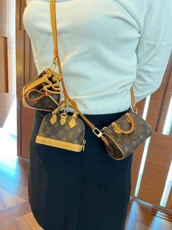 LV TRIO MINI ICONES ใหม่ล่าสุด น่ารักน่าใช้ ที่รวบรวมรุ่นสุดยอดที่เป็นดั่งไอคอนนิค ให้ทุกคนได้สะสมครบคอลเลคชั่น ในไซส์มินิ วัสดุหนังแคนวาสทุกใบ มีสายสะพายข้างให้ เกี่ยวทุกใบรวมสะพายทีเดียว หรือแยกใช้วันแบบ วันละสไตล์ สลับได้ไม่มีเบื่อ มาพร้อม box set ครบ 