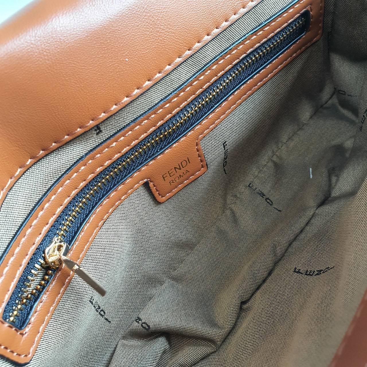 รุ่นใหม่แนะนำ!! **สวยหรูมาก กับ FENDI BAGUETTE BAG วัสดุหนังแท้ทั้งใบ ปั้มจมสัญลักษณ์แบรนด์สวยหรูมาก ด้านในบุผ้าปั้มแบรนด์ เปิดปิดด้วยกระดุมแม่เหล็ก ช่องโล่งกว้างพร้อมช่องซิป สามารถใส่ กระเป๋าสตางค์ยาวได้ มือถือได้ทุกรุ่น มาพร้อมสายสะพาย2แบบ ถอดปรับเปลี่ย