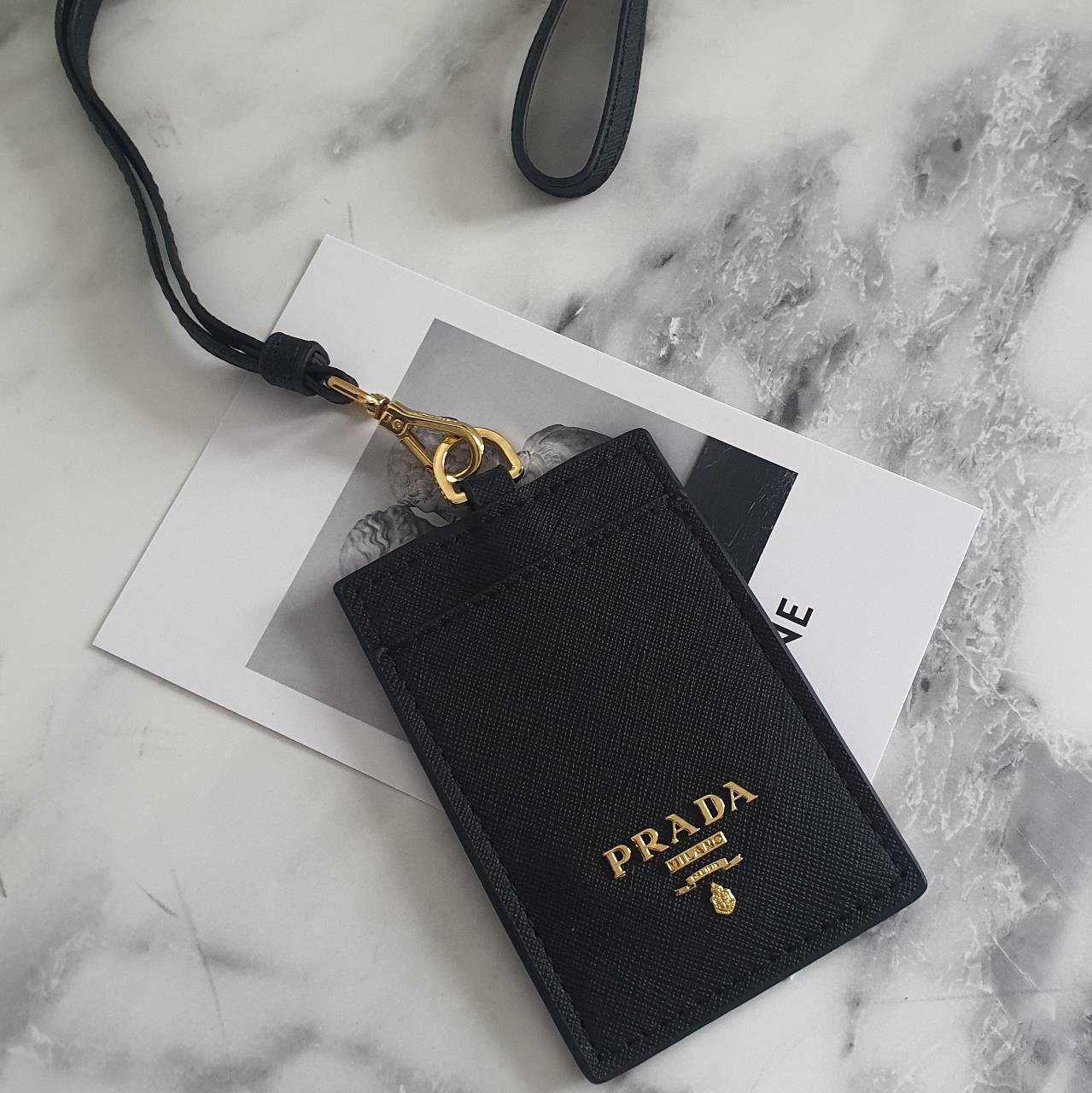 สิ้นสุดการรอคอย!! พร้อมส่งที่ไทยแล้วค่ะ สายคล้องบัตรสุดคลาสสิค จากงานพรีเมี่ยมกิ้ฟท์แบรนด์ดังอย่าง PRADA วัสดุหนังพรีเมี่ยม SAFFIANO อะไหล่ทอง ปั้มแบรนด์ ด้านหน้ามีช่องใส่บัตร1ใบ ประกับโลโก้PRADA และด้านหลังใส่บัตรได้อีกหนึ่งใบ(แบบใส) สำหรับโชว์บัตร ไอเท็