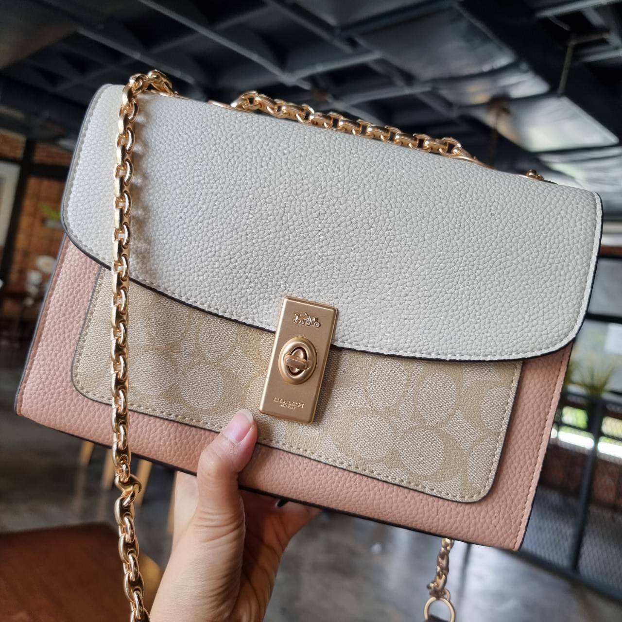 ของแท้ 💯% 】COACH C2174 LANE SHOULDER BAG IN COLORBLOCK SIGNATURE CANVAS หรูสุดต้องใบนี้นะน้องนะ ไอเท็มใหม่ล่าสุด กระเป๋าสะพายสายคุณหนู ดูหรูและคลาสสิค สายสะพายโซ่อะไหล่ทองขับผิว วัสดุหนัง pepble ตัดกับหนังแคนวาสเป็นดีไซน์คัลเลอร์บล็อค