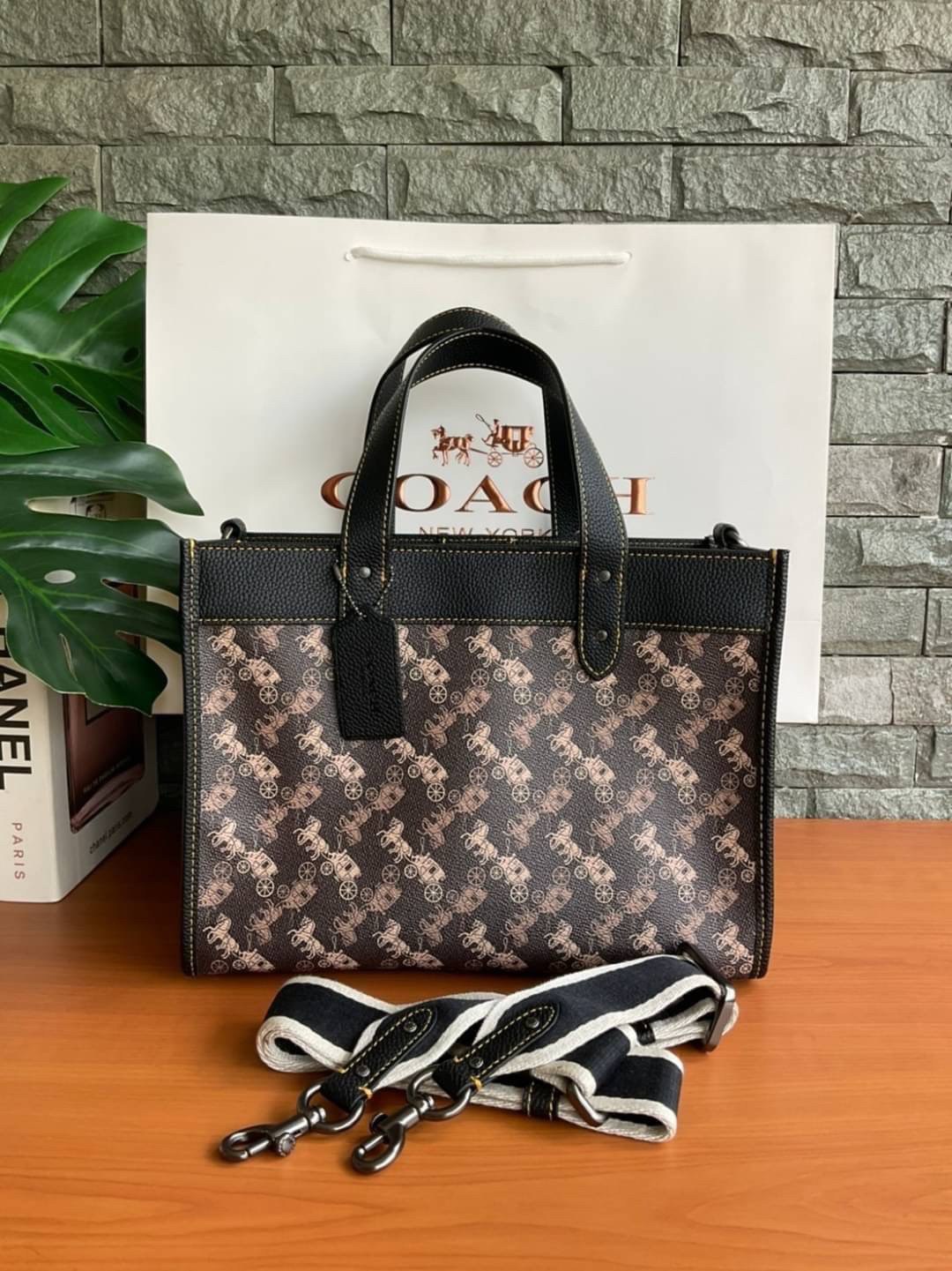 ของแท้ 💯% Coach Womens Field Tote 30 With Horse And Carriage Print V5/Brown Black กระเป๋าทรง Tote Print ลายโลโก้แบรนด์รถม้า สวยหรูดูคลาสสิก