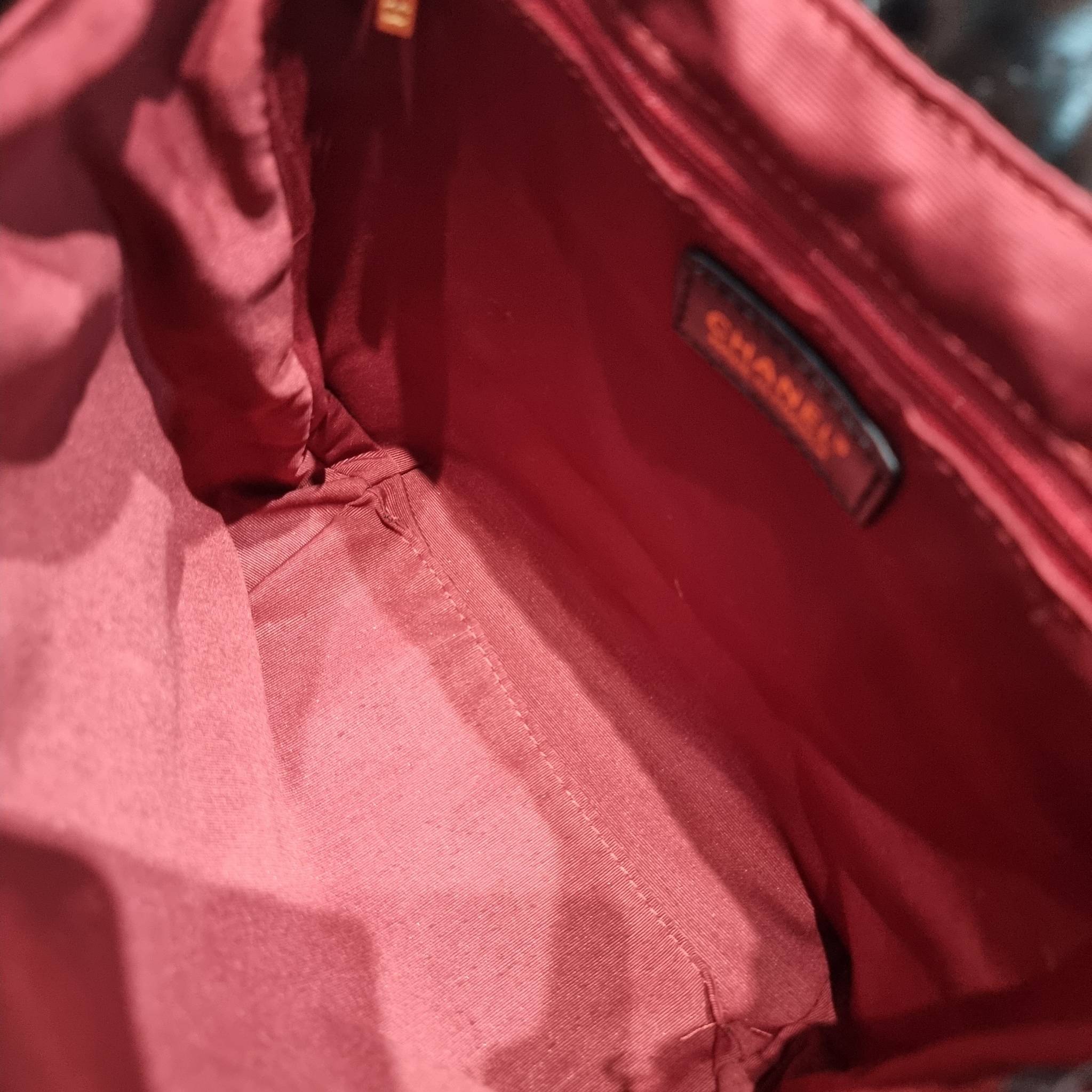 Chanel crossbody tote bag ไอเท็มเอ็กซ์คลูซีพ กระเป๋าสะพายรูปทรงโท้ทสะดวกใช้ มีฝาปิดกระดุมแม่เหล็กให้ในตัว และยังมีใบลูกอีกด้วย โดดเด่นด้วยโลโก้เอกลักษณ์สีทองหรู