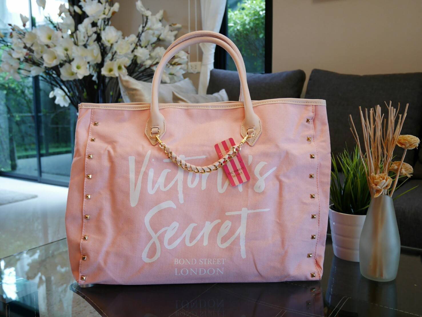 Victoria's Secret Canvas tote bag New Arrival กระเป๋าถือหรือสะพายทรง tote size L ใบใหญ่จุใจ วัสดุ Canvas หนา ด้านหน้าประดับโซ่ทอง สลับหนัง พร้อมสกรีนแบรนด์ Victoria's Secret และ ประดับหมุดด้านข้างเท่ๆห์เพิ่มดีเทล ปรับใช้ได้สองทรงค้า ภายในกว้างมี