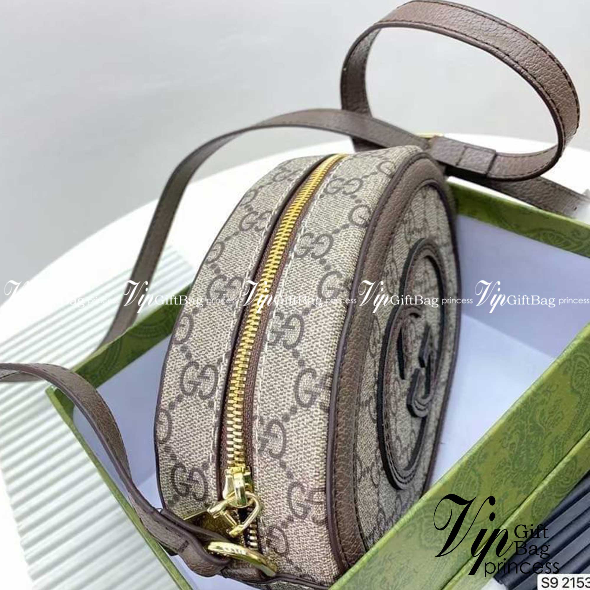 GUCCI Mini GG Round Shoulder Bag / Gucci circle bag กระเป๋าสะพายทรงกลมสุดคิ๊ว คอลเลคชั่นใหม่ น่ารักมาก วัสดุหนังแคนวาสสลับหนังแท้ เปิดปิดด้วยซิป ใส่ของจุกจิกได้เยอะสำหรับสาวสาวที่ไม่ชอบใบใหญ่ใบนี้ตอบโจทย์เลยค่ะ