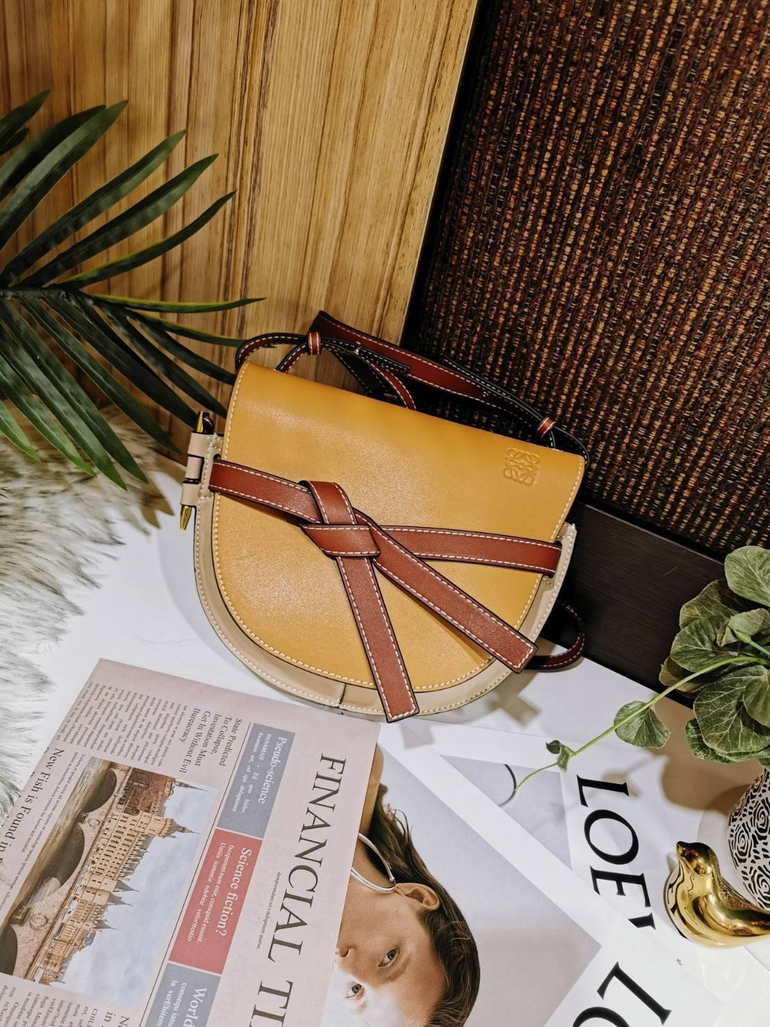พรีเมี่ยมกิ๊ฟแท้ 100% 】LOEWE CROSSBODY BAG VIP GIFT WITH PURCHASE (GWP) กระเป๋าถือหรือสะพาย Limited จาก LOEWE DUTYFREE COUNTER วัสดุ Canvas & Leather Calfskin หนังแท้รูปทรงอานม้าสวยอยู่ทรง เปิดปิดด้วยฝาปิดแต่งด้วยสายรัดหนัง