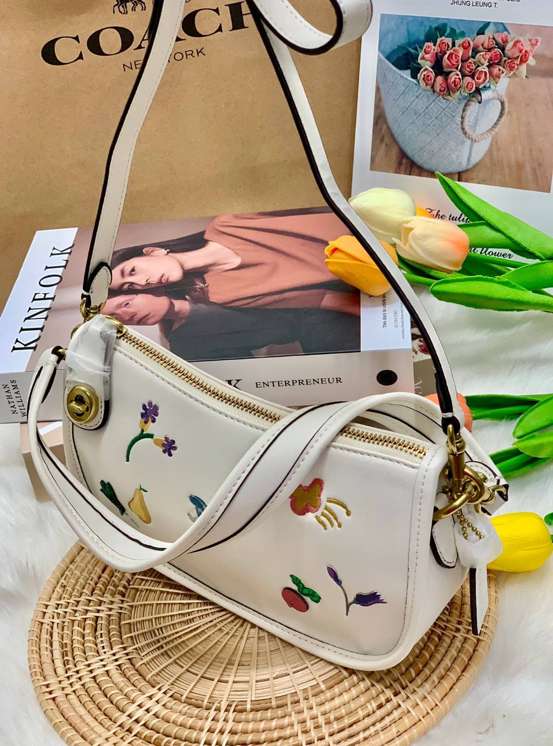 imited edition🌸 COACH C2766 SWINGER WITH GARDEN EMBROIDERY พร้อมส่งที่ไทย สวยก่อนใครชั่วโมงนี้ค่ะ💐 กระเป๋าหิ้ว//สะพายข้างได้ หนังแท้ หนังนิ่ม นุ่มมือดีมากๆค่ะ 🌸จุดเด่นด้านหน้าเป็นงานปักเน้นๆ3D สวยสะดุดตามากทีเดียวค่ะ เปิดปิดกระเป็า