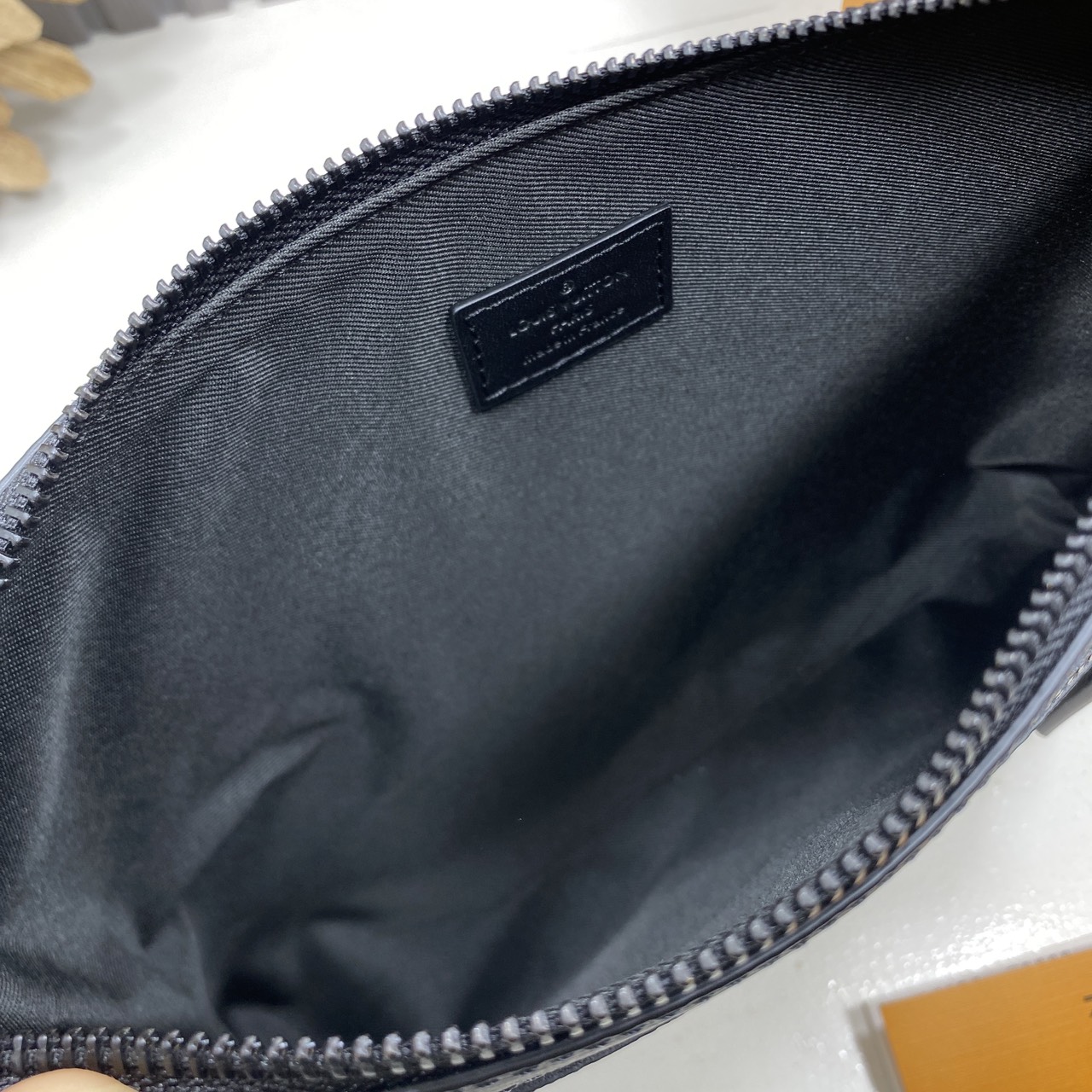 TOP ORI หนังแท้ | LV Takeoff Pouch Clutch Bag กระเป๋าทรงคลัช แคนวาสสุดคลาสสิกของเมซง มีขนาดกะทัดรัดสามารถพกพาแทนกระเป๋าเอกสารแบบดั้งเดิม ช่องกระเป๋าหลักขนาดใหญ่เพียงพอสำหรับใส่แท็บเล็ต