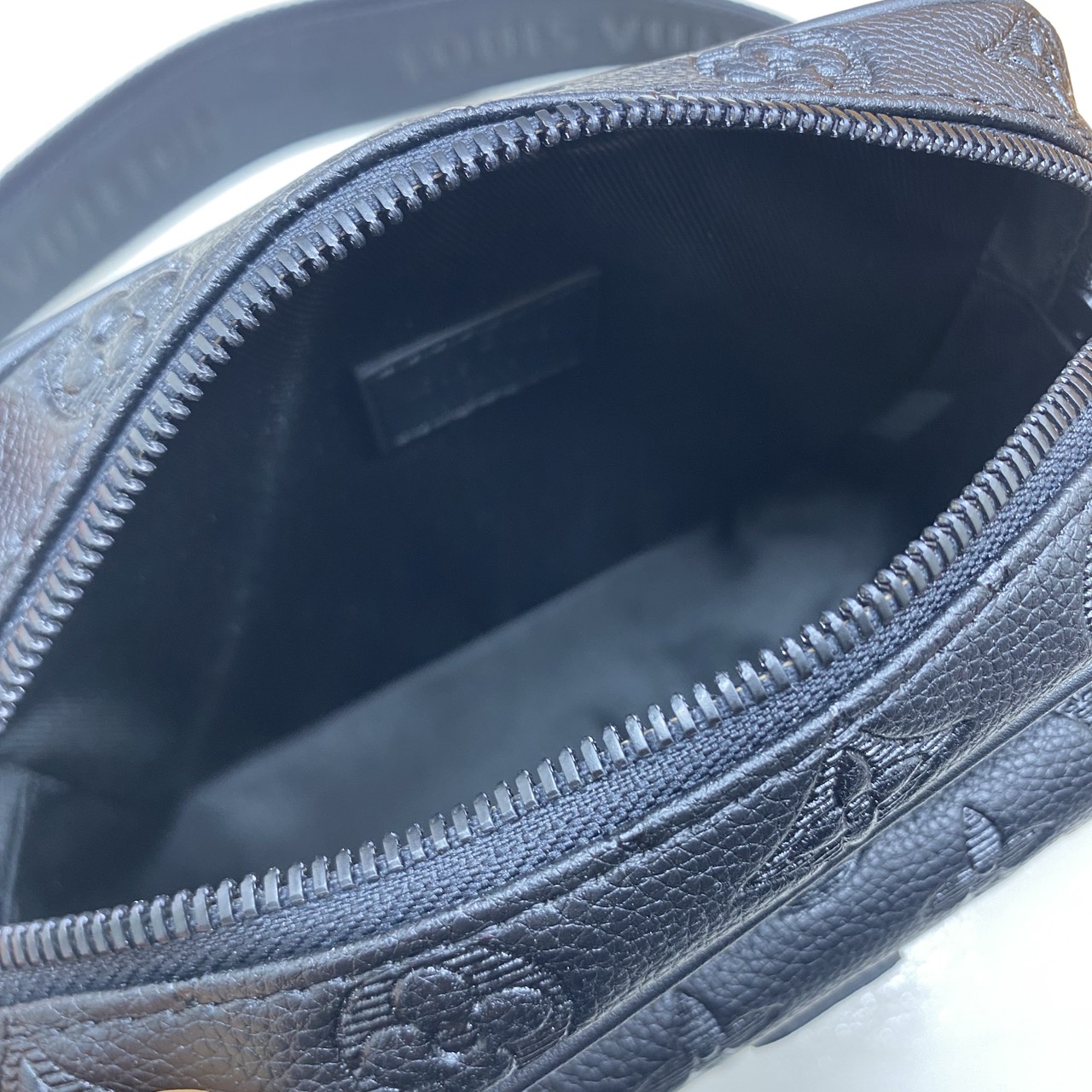 TOP ORI หนังแท้ | LV Getaway Messenger Bag กระเป๋าสะพายทรงแมสเซนเจอร์ ขนาดกะทัดรัดเพรียวบางตอบโจทย์การใช้งานเป็นได้ทั้งกระเป๋าเพาช์และกระเป๋าแมสเซนเจอร์ งานหนัง Monogram Shadow ผสานการประทับลาย Monogram อย่างกลมกลืน