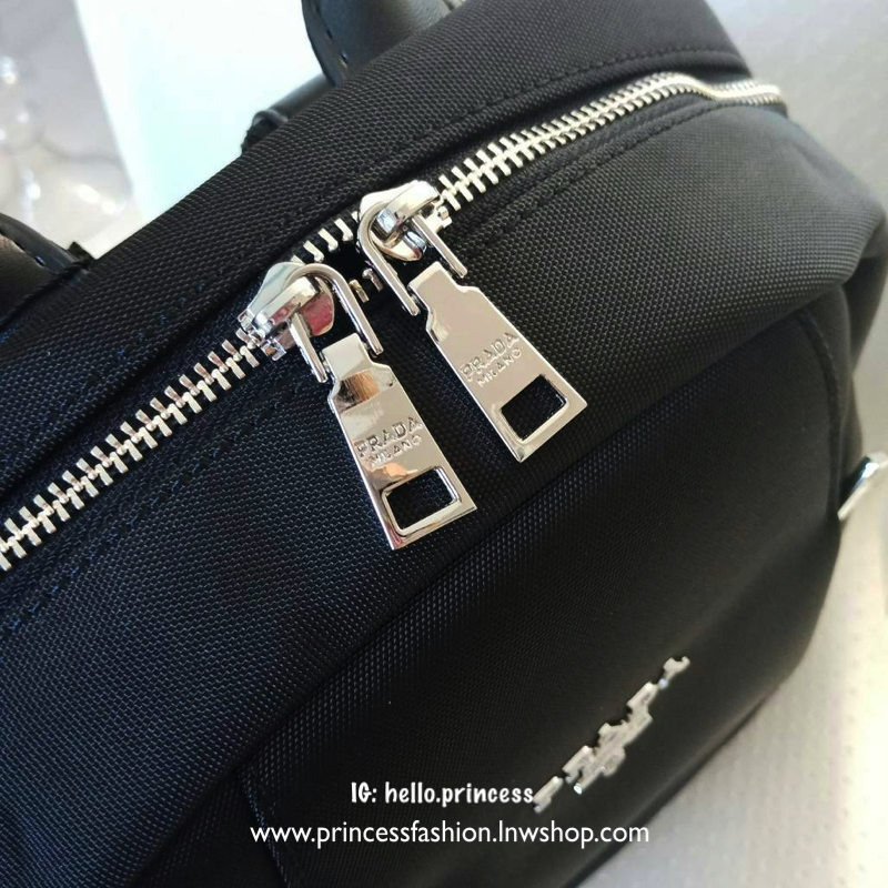 รุ่นใหม่พร้อมส่ง NEW!! PRADA NYLON BACKPACK กระเป๋าสะพายเป้ วัสดุทำจาก ผ้าPolyester คุณภาพดี สามารถกันน้ำได้ในระดับนึง เปิดปิดด้วยซิปจุของได้เยอะ สายสะพายหลังลายแบรนด์ สามารถปรับได้ฟรีด้านหน้ามีช่องซิป2ช่องใส่ของได้ ด้านในมีช่องแบ่งสามารถใส่มือถือได้ ใส่เ