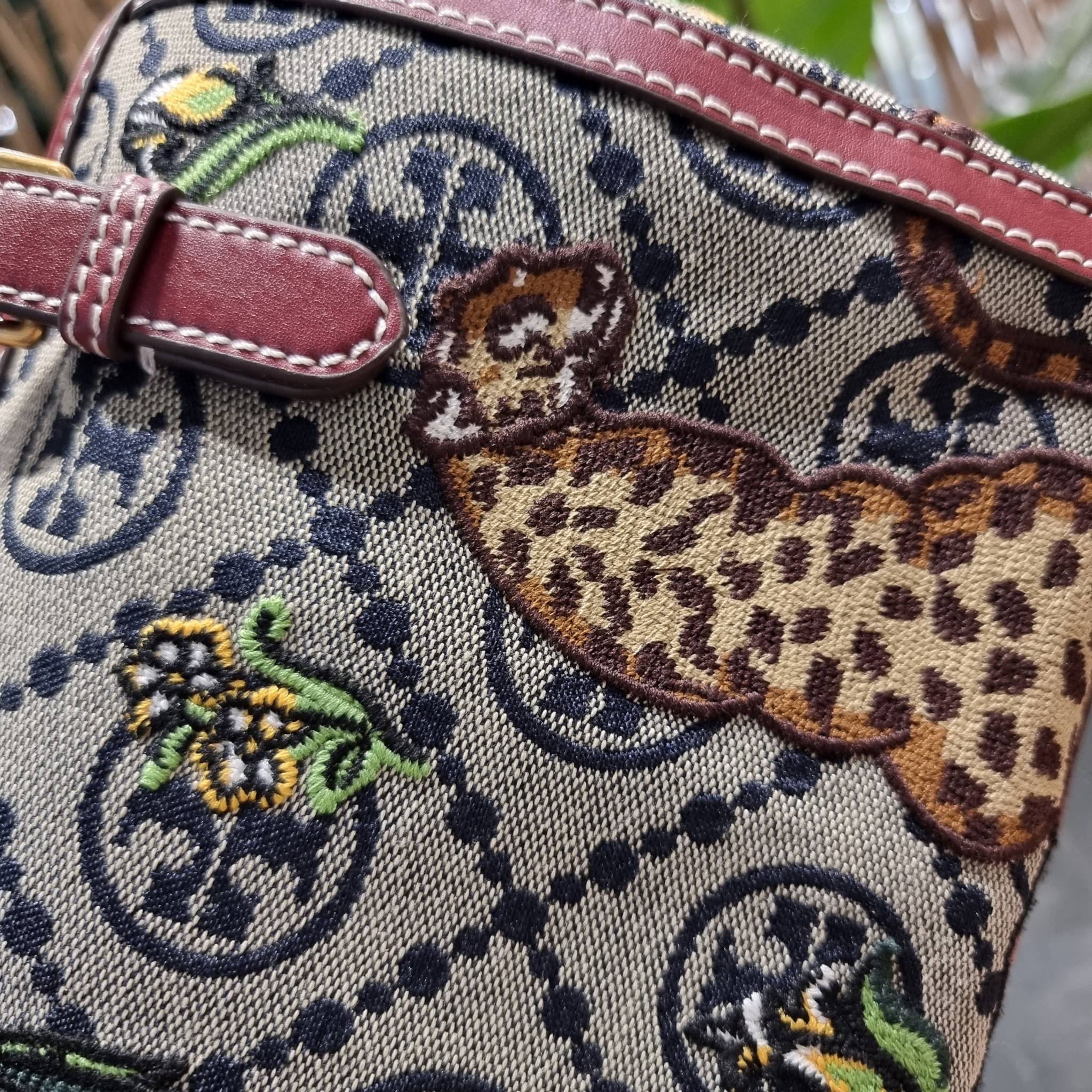 TORY BURCH T MONOGRAM JACQUARD EMBROIDERED DUFFLE คอลใหม่ล่าสุด สวยพร้อมเสิร์ฟแบบไม่ต้องรอพรีฯ ลายโมโนแกรมสุดคลาสสิคที่ถูกดีไซน์รังสรรค์ด้วยงานปักสุดชิค น่าใช้ใจฟูแค่แรกเห็น!! วัสดุ jacquard woven สลับหนังแท้ หูจับในตัว และพร้อมไปเลยกับสายสะพายข้าง ที่จะถ