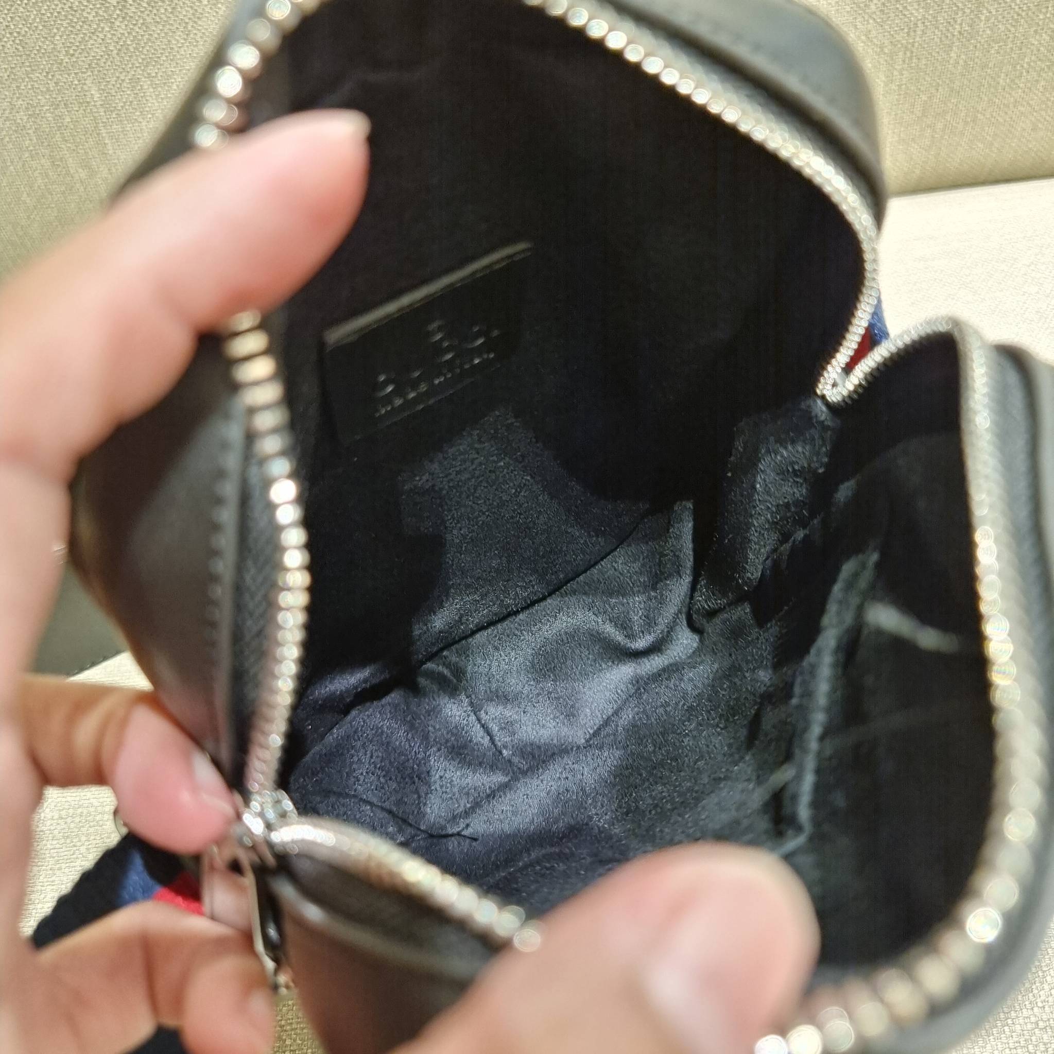 VIP 】GC VIP MINI MESSENGER CROSSBODY BAG กระเป๋าสะพายข้างพรีเมี่ยมลุคสปอร์ต เรียบแต่แอบหรู ไซส์มินิ น่าใช้!! วัสดุหนังแคนวาส ไม่ต้องห่วงเรื่องความทนทาน ✔️ ตกแต่งสายคาดหรู เท่ ดีไซน์สีตามสัญลักษณ์แบรนด์ เข้ากันมากๆ!! เปิด-ปิดด้วยซิป ด้านหน้ามีช่องซิ