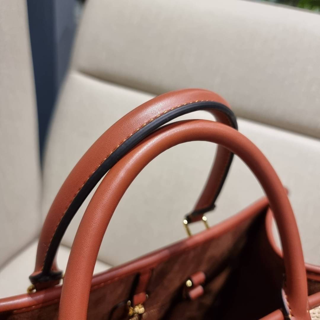 VIP 🥂 LV RAFFIA TOTE BAG ไอเท็มเอ็กซ์คลูซีพใหม่ล่าสุดก่อนใคร กระเป๋าสะพายใบใหญ่รุ่นลิมิเต็ด หายาก ด้วยวัสดุสังเคราห์จากธรรมชาติ สานเต็มใบออกมาเป็นลวดลายสวยงาม และยังโดดเด่นด้วยโลโก้ สีโทนอุ่น ทำให้ไอเท็มนี้ ดูดีน่าค้นหา ด้วยทรงโท้ทที่ทำให้สามารถจั