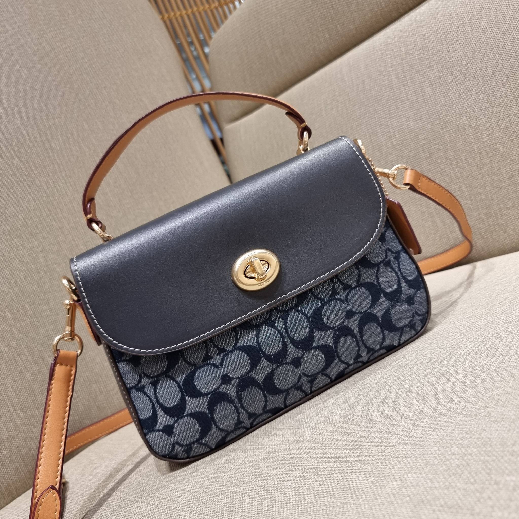 COACH C4921 MARLIE TOP HANDLE SATCHEL IN SIGNATURE CHAMBRAY กระเป๋าถือ/สะพายข้าง มีดีไซน์ยูนีค โดดเด่น ตกแต่งโลโก้ด้านข้างอะไหล่ทอง วัสดุผ้าแชมเบรย์ ทอเส้นลายสวย เปิด-ปิดด้วยตัวล็อคแน่นหนา ภายในเป็นช่องโล่ง ใส่ของได้ครบครัน มาพร้อมหูจับในตัวและสายสะพายข้า