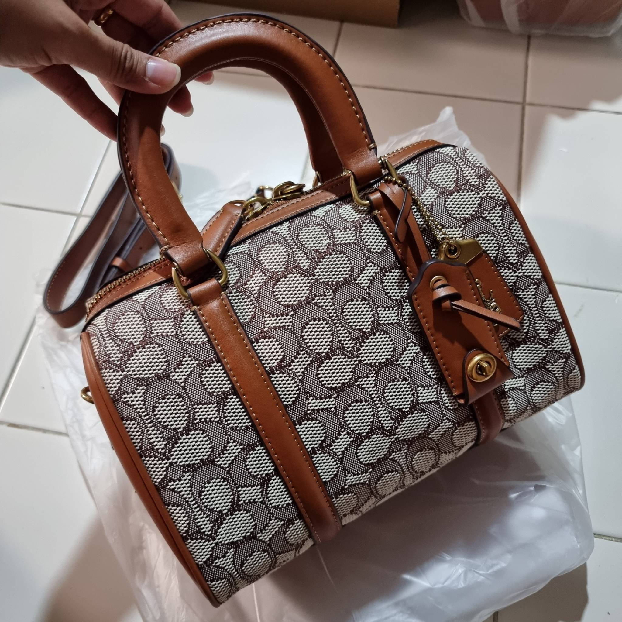 COACH C8529 RUBY SATCHEL 25 IN SIGNATURE TEXTILE JACQUARD ใหม่ก่อนใคร ไม่ต้องรอพรี! กับกระเป๋าทรงหมอนดีไซน์ใหม่ ใบใหญ่ แต่น้ำหนักเบา ด้วยวัสดุผ้า jacquard ถักทอลายซีเอกลักษณ์ ตัดสลับหนังแท้ เพิ่มดีเทลความหรู มาพร้อมหูจับในตัว และสายสะพายครอสสีเข้ากับตัวกร