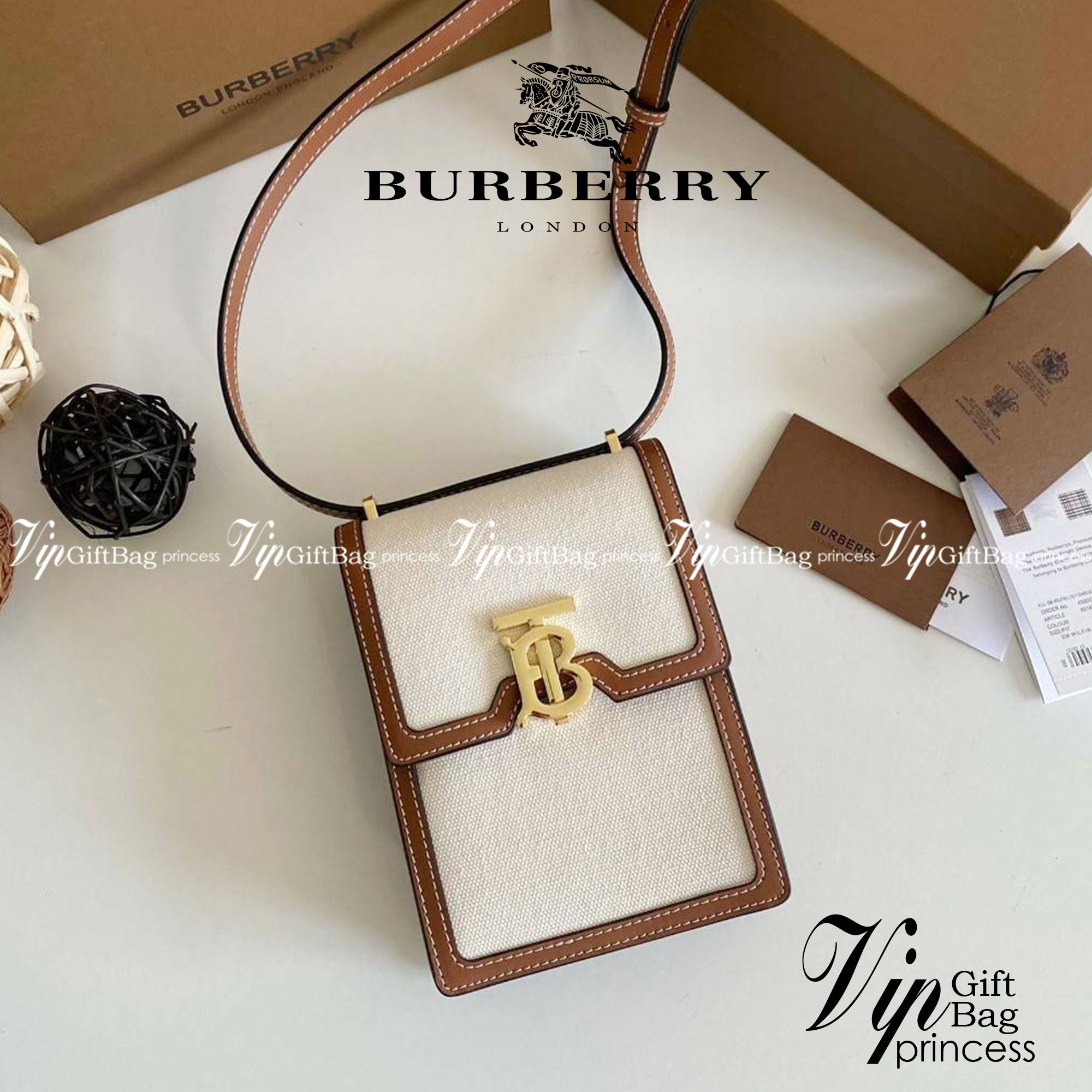 หนังแท้ BURBERRY FRAGRANCES CROSSBODY BAG / Burberry crossbody mini bag Original กระเป๋าสะพายขนาดมินิน่ารัก ใช้งานง่าย งานหนังแท้ & Canvas Cotton เกรดออริจินอล ทรงเหลี่ยมแนวตั้งดีไซน์สวยหรูอยู่ทรงมีโลโก้แบรนด์ด้านหน้า เปิดปิดด้วยฝาปิดสัญลักษณ์รูปตัวB ภายใ