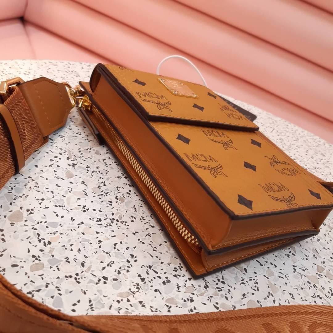 M.C.M CROSSBODY PHONE CASE กระเป๋าอะไรเอ่ยฮิตกันทั่วบ้านทั่วเมือง!!?? กระเป๋าใส่โทรศัพท์ไงจ้ะ!! เดินไปไหนใครก็ใช้ เพราะทุกคนต้องการความสะดวก ใบนี้ตอบโจทย์ไปเล้ย!!