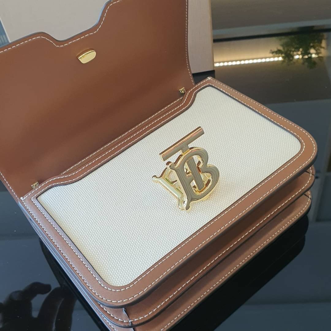 BURBERRY FRAGRANCES CROSSBODY BAG / BURBERRY FRAGRANCES QUITED LAMBSKIN BAG ตัวกระเป๋าเป็นผ้าตัดหนังแท้ Lambskin นิ่มสวยหรูดูดี เปิดปิดด้วยฝาปิดสัญลักษณ์รูปตัวB ภายในโล่งกว้าง