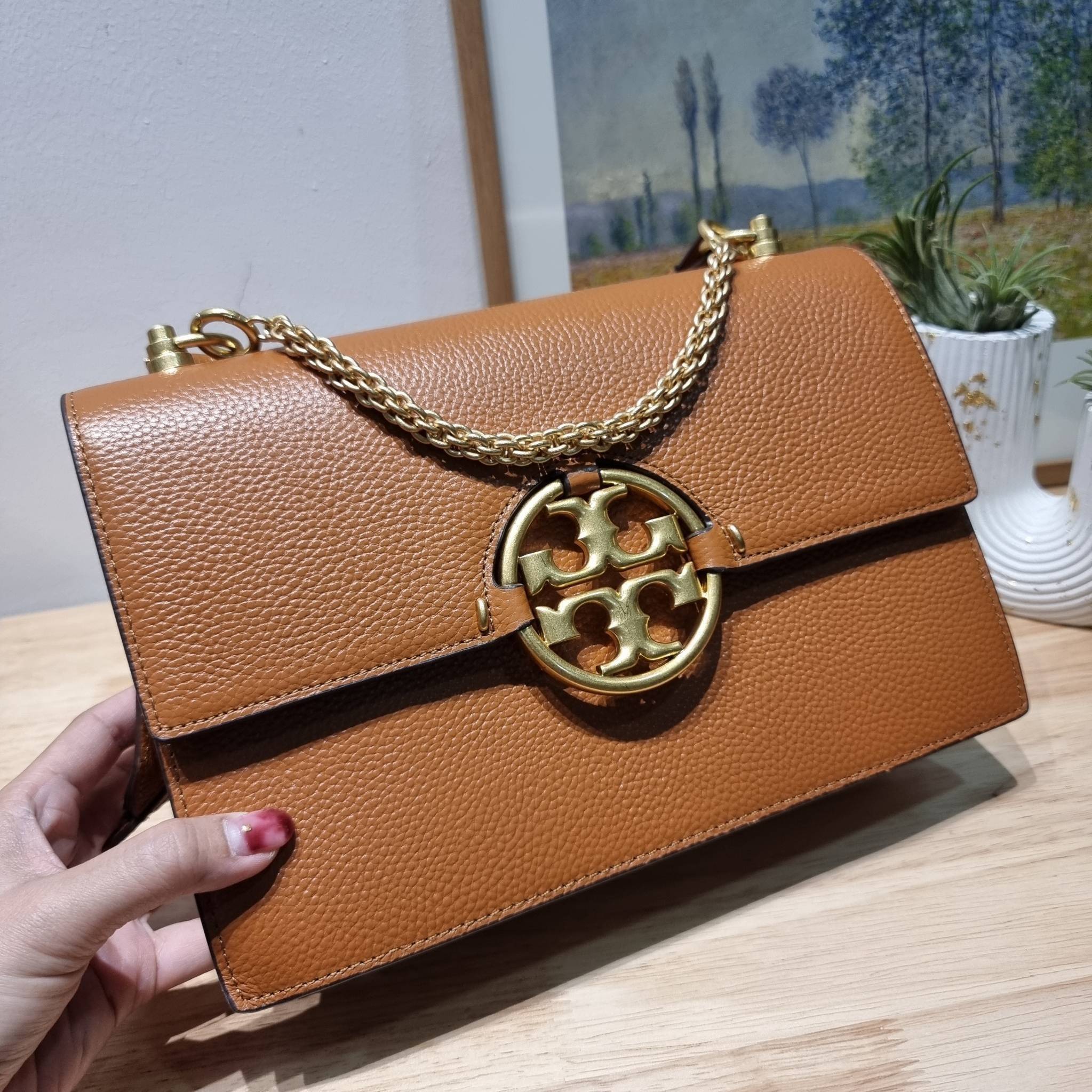TORY BURCH MILLER SHOULDER BAG / Tory Burch Bag รุ่นยอดนิยม รุ่นหายาก รุ่นที่สาวๆตามหา ใบนี้เลย!! สวยหรู ผู้ดีทุกสี กระเป๋าสะพายไหล่ ดีไซน์อยู่ทรง คลาสสิคแฝงความหรูด้วยโลโก้สีทองอร่ามโดดเด่น