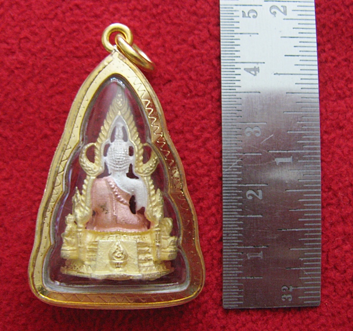 องค์พระพุทธชินราชองค์ใหญ่เนื้อสามกษัตริย์เลี่ยมกรอบหยักทองไมครอนพร้อมใบคาถาค่ะ