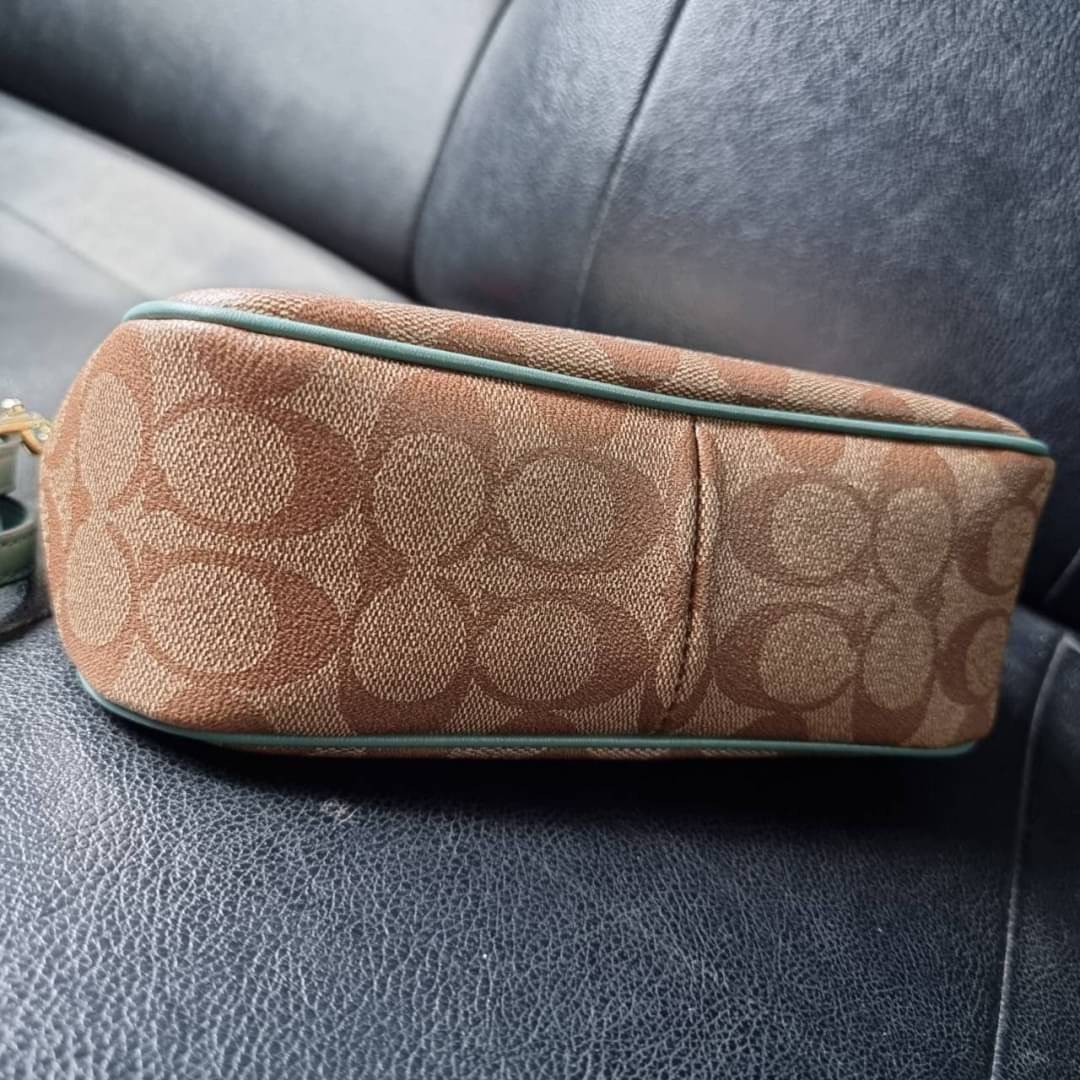 COACH F58321 TOP HANDLE POUCH อีกรุ่นฆ่าไม่ตาย!! 😎 ขายดีขายหมด ขายรวยขายปังๆ!! กระเป๋าพอชจากโค้ช ทรงใช้งานง่าย สะดวก กะทัดรัด วัสดุหนังแคนวาสเคลือบคุณภาพดี มาพร้อมสายคล้องในตัว และสายสะพาย crossbody ปรับเปลี่ยนได้ตามสไตล์ อีกหนึ่งไอเท็มที่สาวๆต้อง