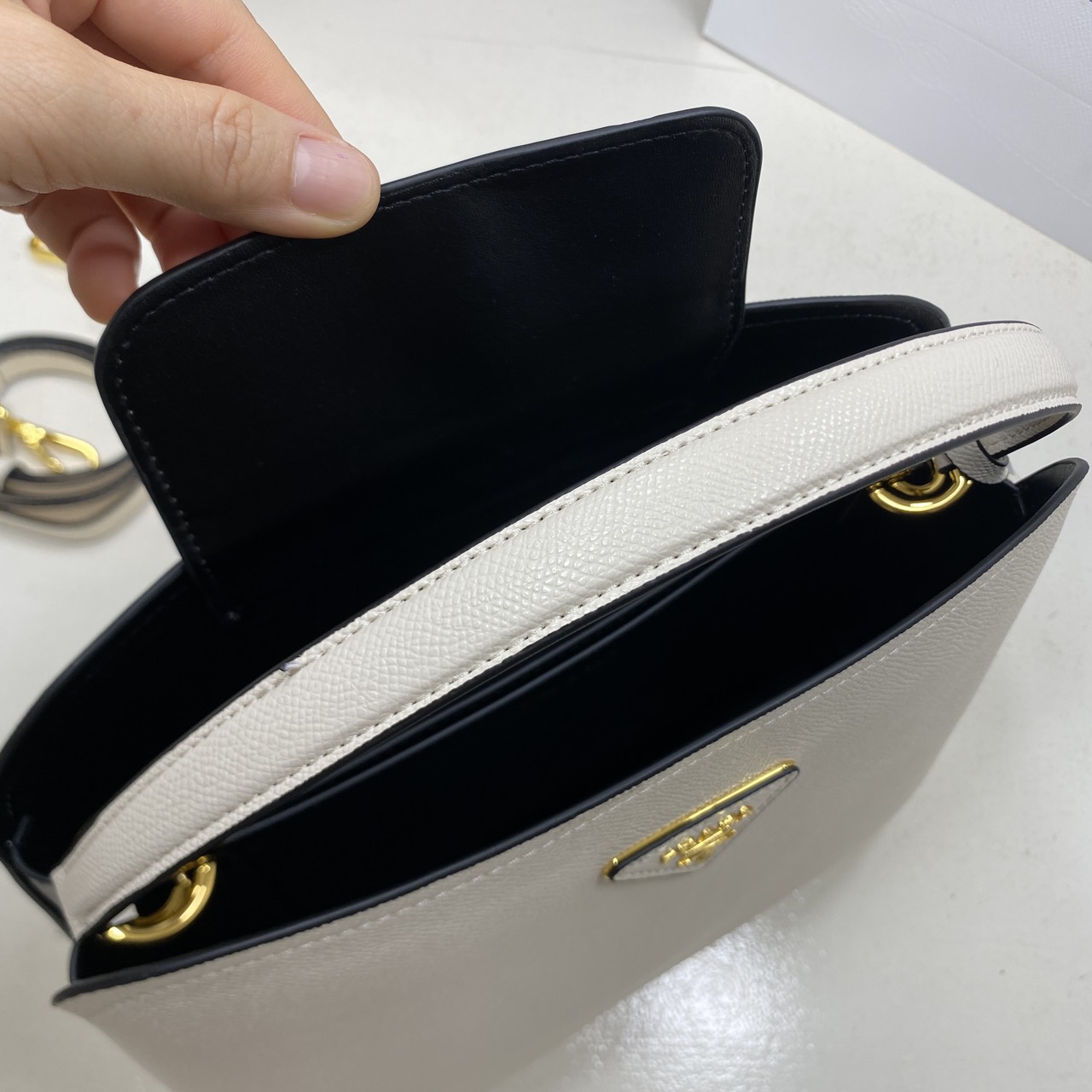 ORI หนังแท้ | Prada Matinee Medium Saffiano Leather Bag 28cm กระเป๋าสะพายทรงโฮโบสวยหรู ดีไซน์เรียบหรูตามแบบฉบับแบรนด์ ยังคงความเรียบแต่มากไว้อย่างหรูหราลงตัว ใช้งานได้หลากหลายโอกาส