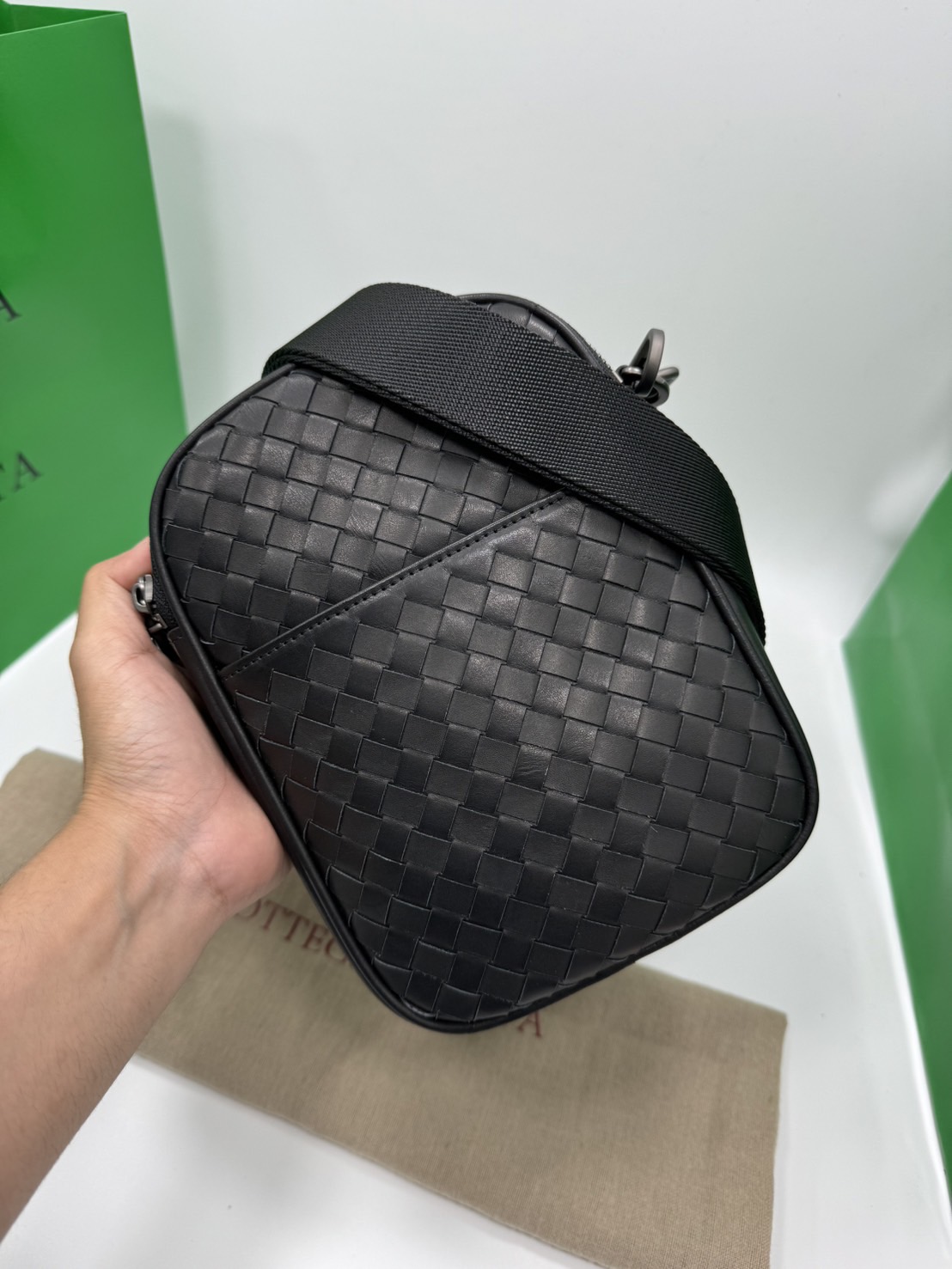 Small BOTTEGA Messenger Bag / BOTTEGA Crossbody Bag กระเป๋าสะพายเมสเซนเจอร์ ดีไซส์สานเป็นเอกลักษณ์ everyday look เอาใจหนุ่มๆ สวยเท่คลาสสิก