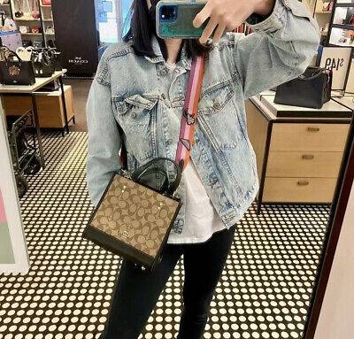 COACH C6918 DEMPSEY TOTE 22 IN SIGNATURE CANVAS WITH DISCO PATCHES คอลเลคชั่นคลาสสิค ที่มาพร้อมดีเทลใหม่ กระเป๋าทรงโท้ท ขนาดน่ารักน่าใช้มากๆ สาวๆถูกอกถูกใจกันนับไม่ถ้วน!! รอบนี้เพิ่มลูกเล่นที่สายสะพาย ดีไซน์กึ่งสปอร์ต ทำให้ใช้งานได้ไม่มีเบื่อ ฟังก์ชั่นการ