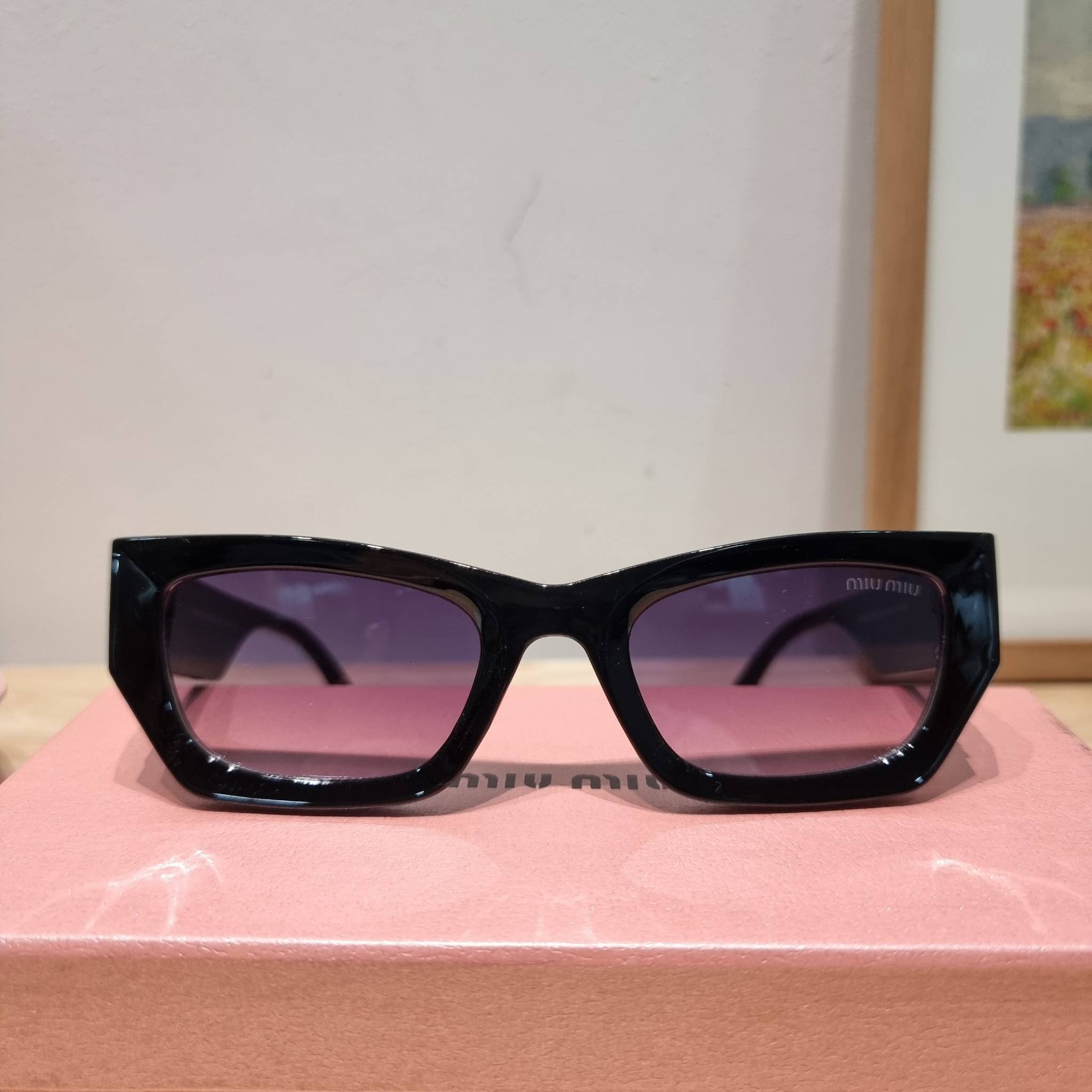 MIU MIU Sunglasses UV protection มาพร้อมอุปกรณ์ครบเซ็ท สวยปัง สวยตะโกน มีพกติดตัวไว้ไม่ตกเทรนด์ ใส่เสริมโหงวเฮ้ง ดูผู้ดี ใช้ได้ทุกโอกาส ทุกสถานการณ์ ใส่ที่บ้านถนอมสายตา ใส่ออกข้างนอกกันแดด กันลม กันฝุ่นก็มั่น ก็เลิศทั้งหมด