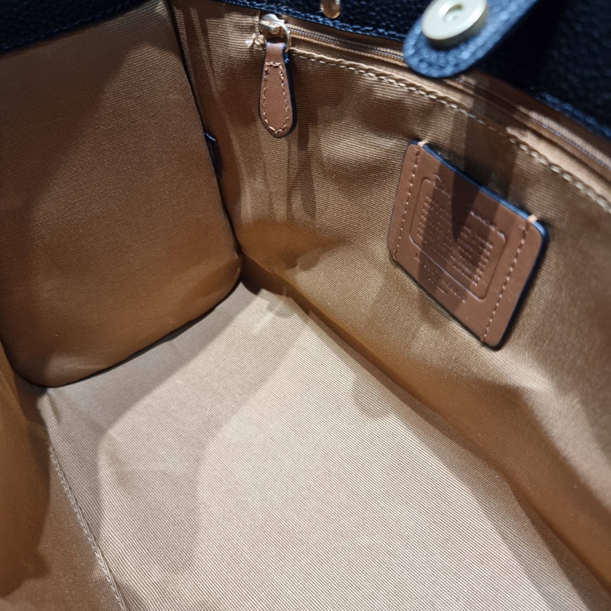 Coach Disney X Coach Dempsey Carryall In Signature Canvas With Patches CC873 คอลเลคชั่นใหม่ กับเหล่ายัยตัวร้าย ที่ไม่มีใครไม่รู้จัก!! กับกระเป๋าทรงโท้ท ไซส์ใหญ่ที่สามารถจุของได้แบบไม่ต้องกังวล ฟังก์ชั่นการใช้งานสะดวกที่สุด ดีไซน์ลวดลายแพทช์โดดเด่น มีทั้งส