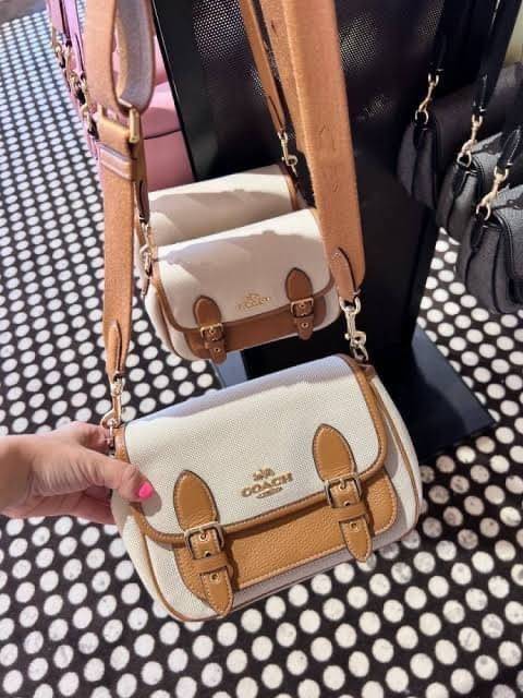 COACH Lucy Crossbody กระเป๋าใบนี้ขนาดกะทัดรัดกำลังดี เพียงพอสำหรับใส่ของจำเป็นที่ต้องการพกติดตัว ที่สำคัญใช้งานง่ายสามารถหยิบของได้สะดวกรวดเร็ว วัสดุผ้าใบเคลือบซิกเนเจอร์และหนังกรวดละเอียด ด้านในมีซิปและกระเป๋าอเนกประสงค์ ปิดสแน็ปอิน กระเป๋าแบบเปิดด้านนอก