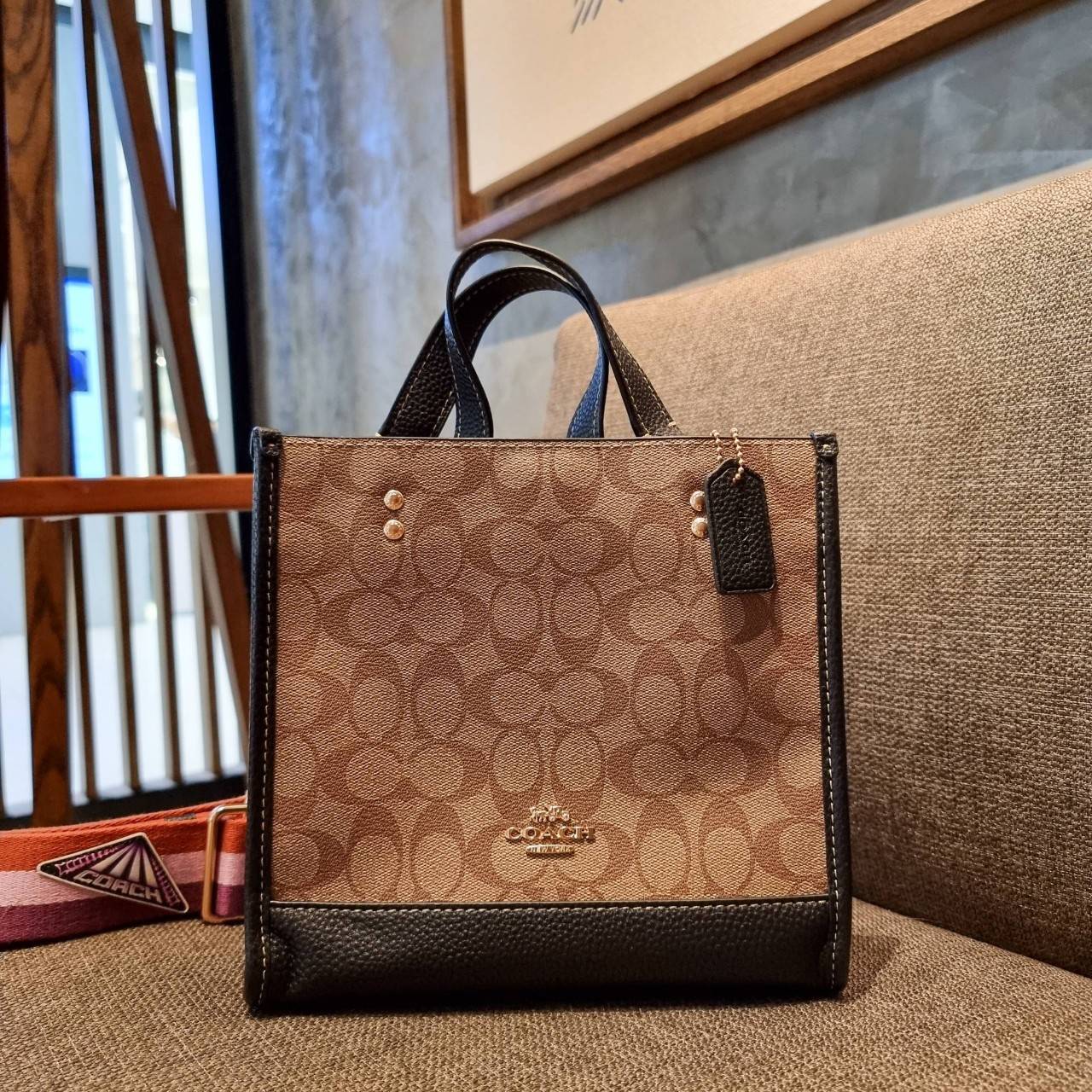 COACH C6918 DEMPSEY TOTE 22 IN SIGNATURE CANVAS WITH DISCO PATCHES คอลเลคชั่นคลาสสิค ที่มาพร้อมดีเทลใหม่ กระเป๋าทรงโท้ท ขนาดน่ารักน่าใช้มากๆ สาวๆถูกอกถูกใจกันนับไม่ถ้วน!! รอบนี้เพิ่มลูกเล่นที่สายสะพาย ดีไซน์กึ่งสปอร์ต ทำให้ใช้งานได้ไม่มีเบื่อ ฟังก์ชั่นการ