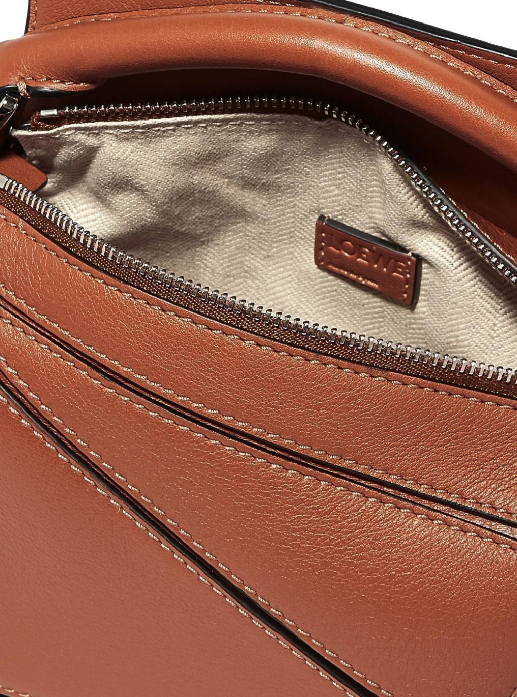 พรีเมี่ยมกิ๊ฟแท้ 100% 】LOEWE CROSSBODY BAG VIP GIFT WITH PURCHASE (GWP) กระเป๋าถือหรือสะพาย Limited Edition จาก LOEWE PERFUME DUTYFREE COUNTER วัสดุ Leather Calfskin หนังแท้สวยอยู่ทรง ขนาดมินิกำลังดี น้ำหนักเบา