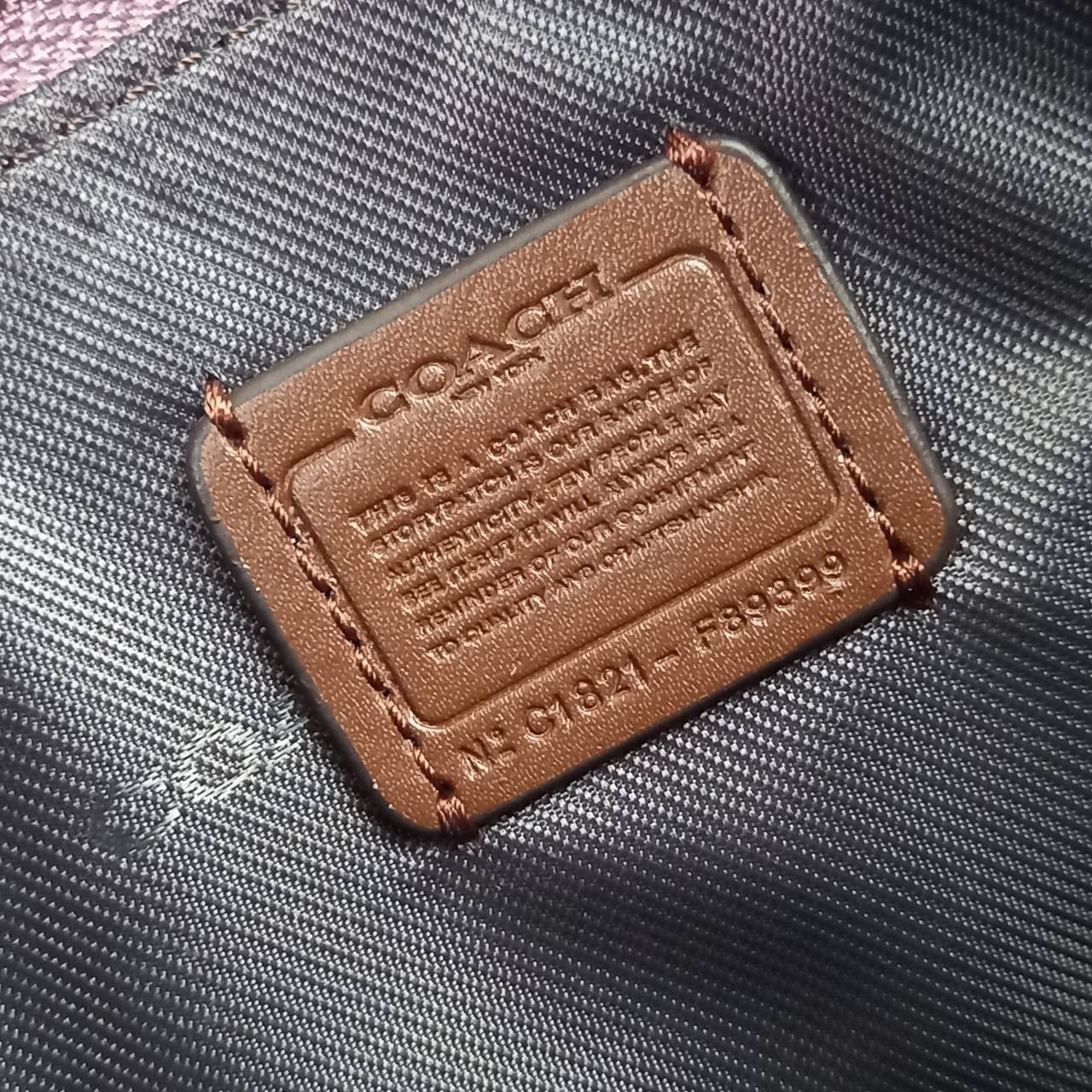 COACH KIRA CROSSBODY IN SIGNATURE CANVAS (COACH F89399)🍁เหมาะมือมาก หยิบใช้ง่ายสบายเลย🌈//รุ่นนี้ จะถือ จะคล้องมือ สะพายคลอสบอดี้ ได้หลายลุค จัดวางตามต้องการได้เลย // มีสายคล้องมือ และสายยาว สามารถถอดได้ทั้ง 2 สาย //เปิด-ปิดด้วยซิป มี2 ช่อง